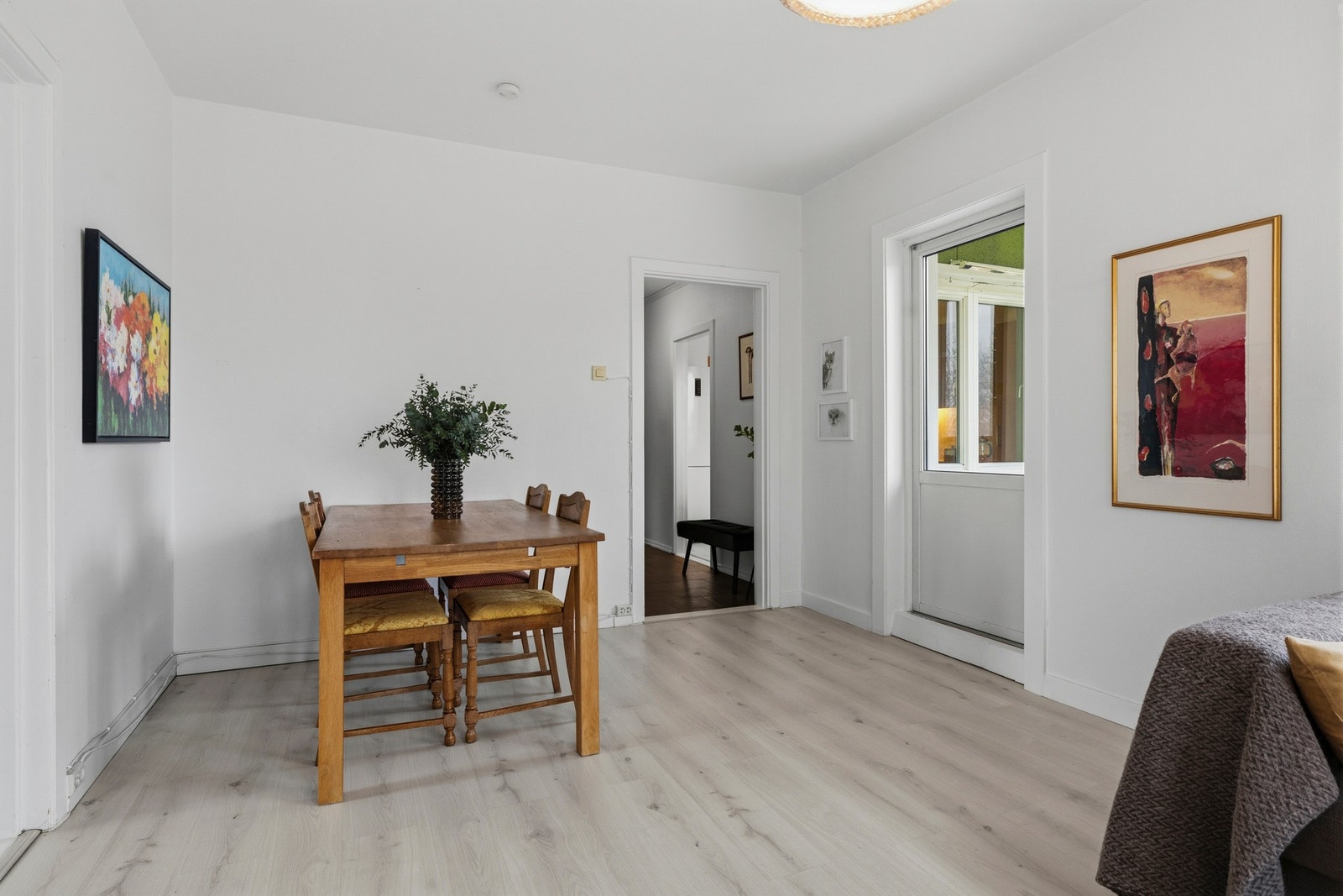 Nøytrale overflater gjør det enkelt å tilpasse interiøret etter egen smak og behov Galleribilde