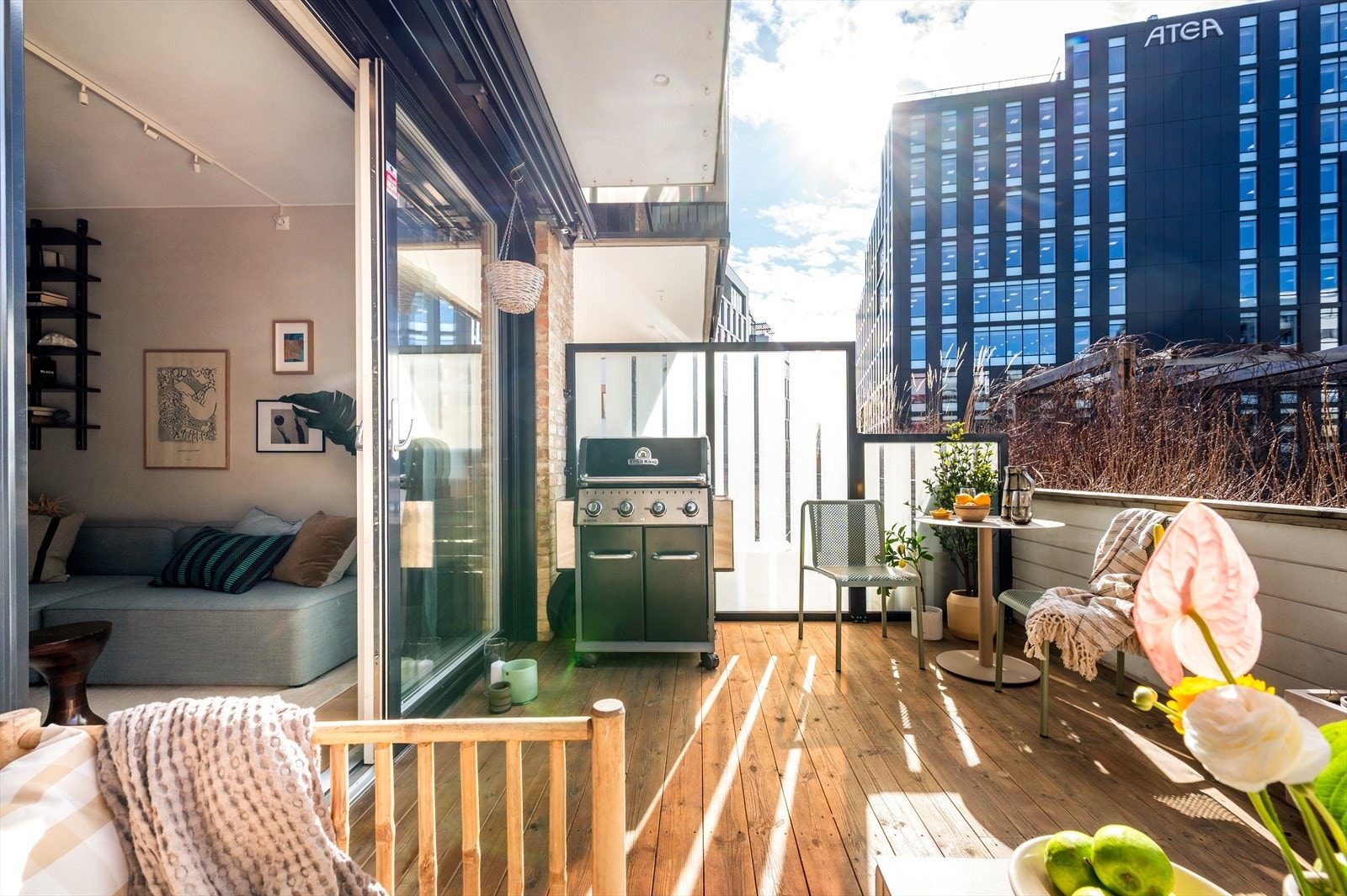 Markterrassen fungerer utmerket som en forlengelse av boligen i sommerhalvåret. Galleribilde