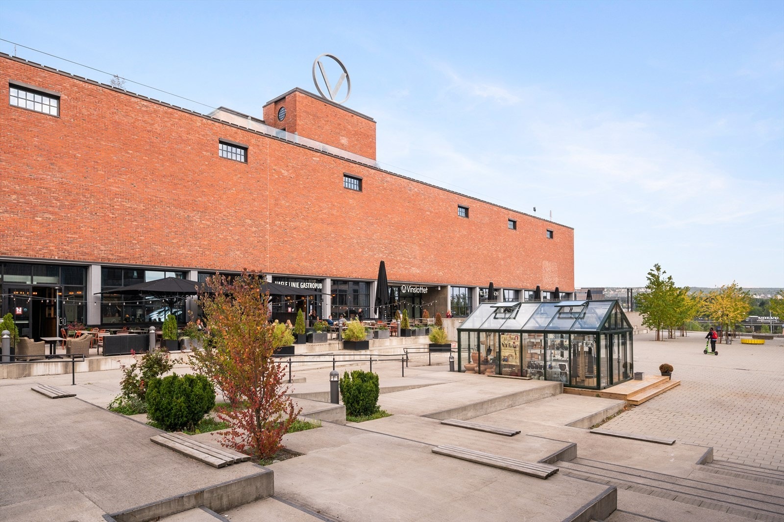 Vinslottet med blant annet en stor Gastro pub, Jysk-butikk, Spar, Normal m.m. Galleribilde