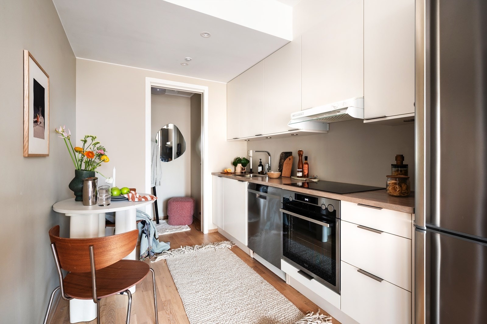 Innredningen er fra Norema og har slette, lakkerte fronter samt laminat benkeplate med integrert oppvaskkum i rustfritt stål. Kjøkkenet er utstyrt med ventilator tilkoblet sentralavsug, innfelte hvitevarer som stekeovn og induksjonstopp. Galleribilde