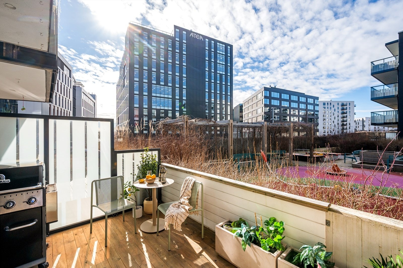 Markterrassen er vestvendt og byr på gode solforhold sommerstid. Galleribilde