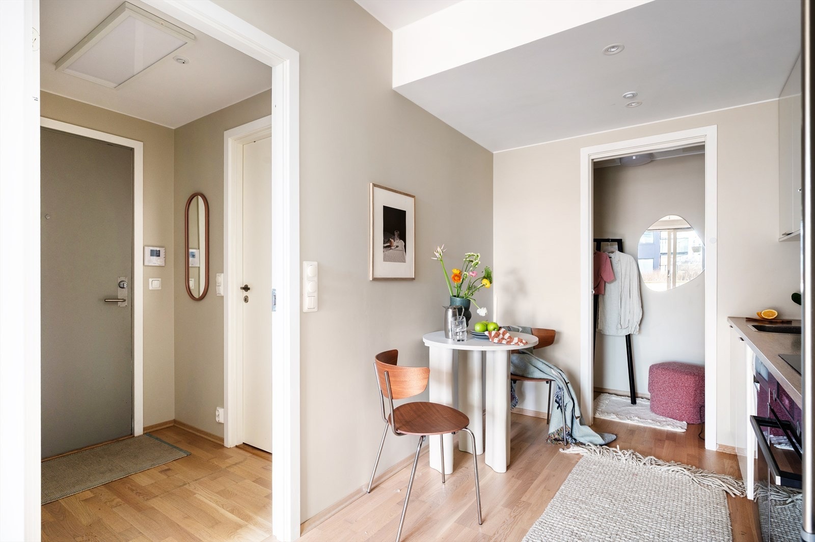 I tilknytning til kjøkkenet er det plass til et mindre spisebord, ideelt for hyggelige måltider. Galleribilde