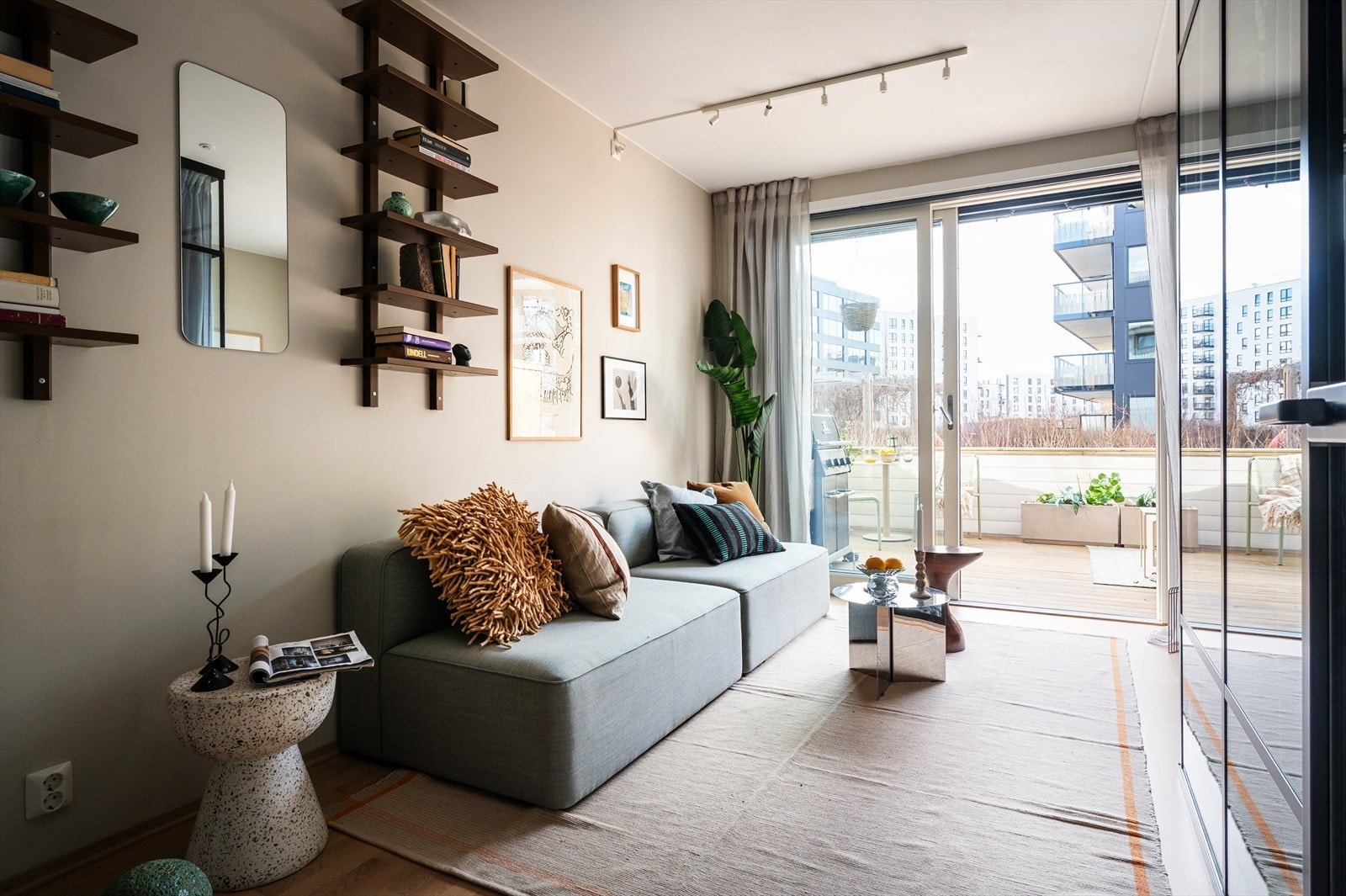 Stuen har god plass til sofaseksjon med tilhørende møblement. Galleribilde