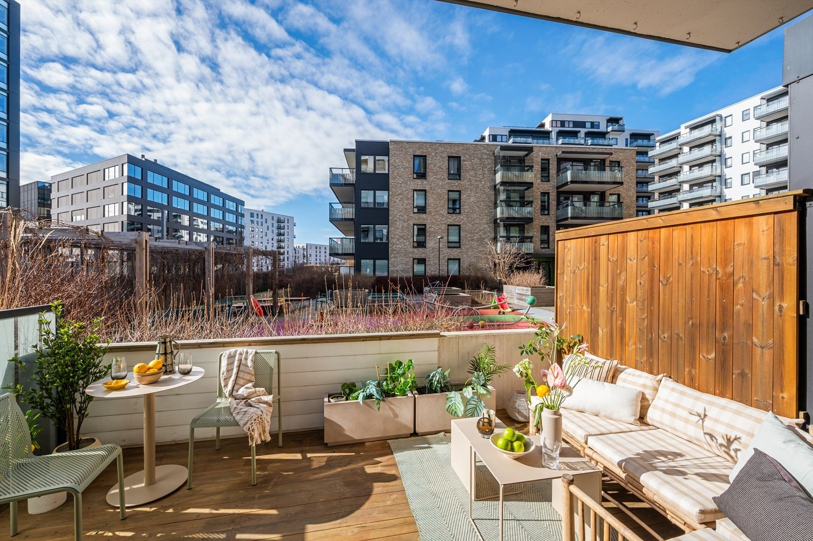Dette er en moderne og romslig 1-roms leilighet med stor markterrasse og en praktisk alkoveløsning. Galleribilde