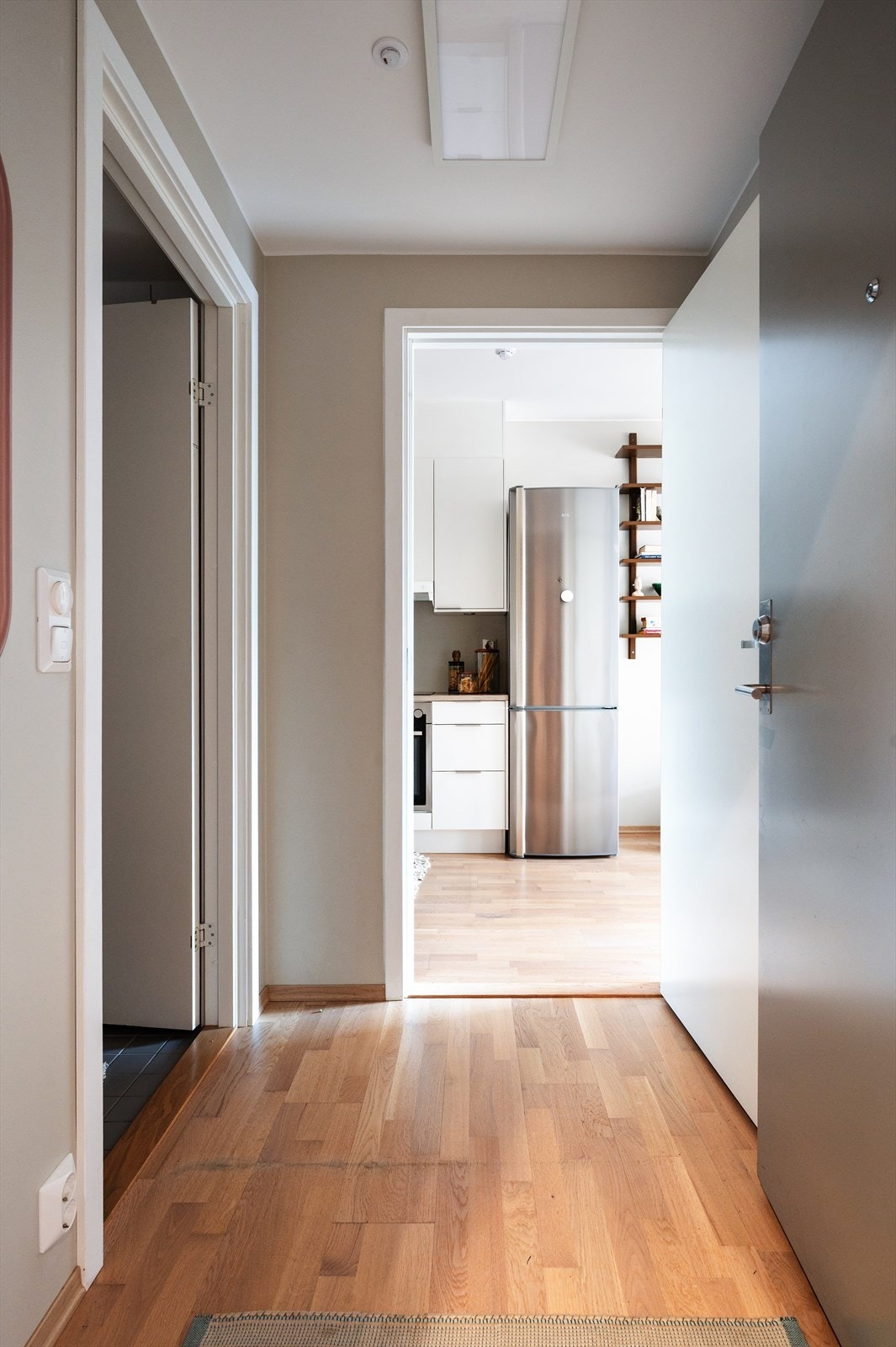 Innbydende entré med god plass til oppheng av yttertøy og oppbevaring av sko. Galleribilde