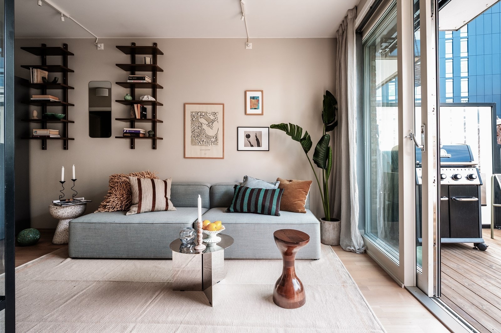 Store skyvedører med glass fra gulv- til tak gir også god flyt mellom inne- og utesone. Galleribilde