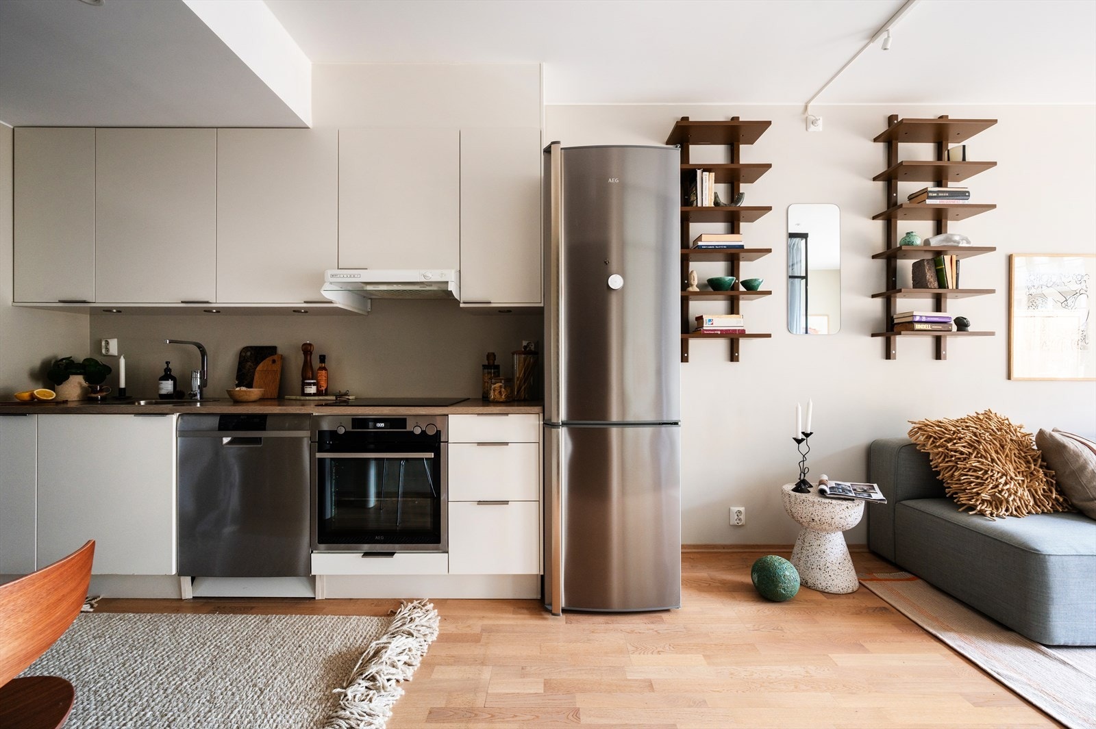 Kjøkkenet ligger i åpen løsning mot stuen og bidrar til en luftig og sosial planløsning. Galleribilde