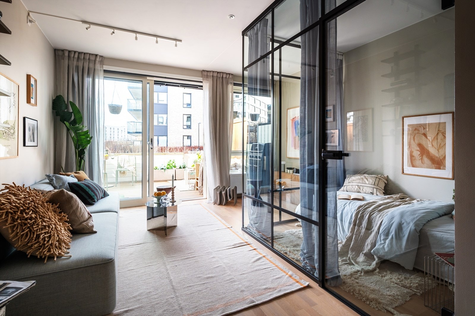 Det er etablert en praktisk og skjermet alkoveløsning med glassvegger, som gir rom for dobbeltseng og nattbord. Galleribilde