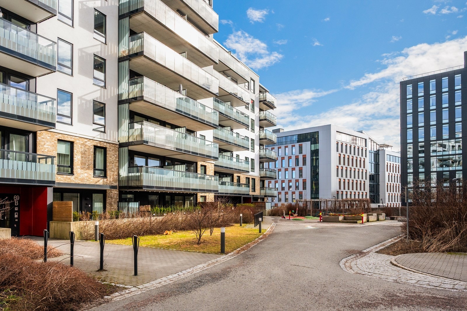 Fellesområdene består av gangstier, beplantning, gressplener og lekeområder for de minste. Galleribilde