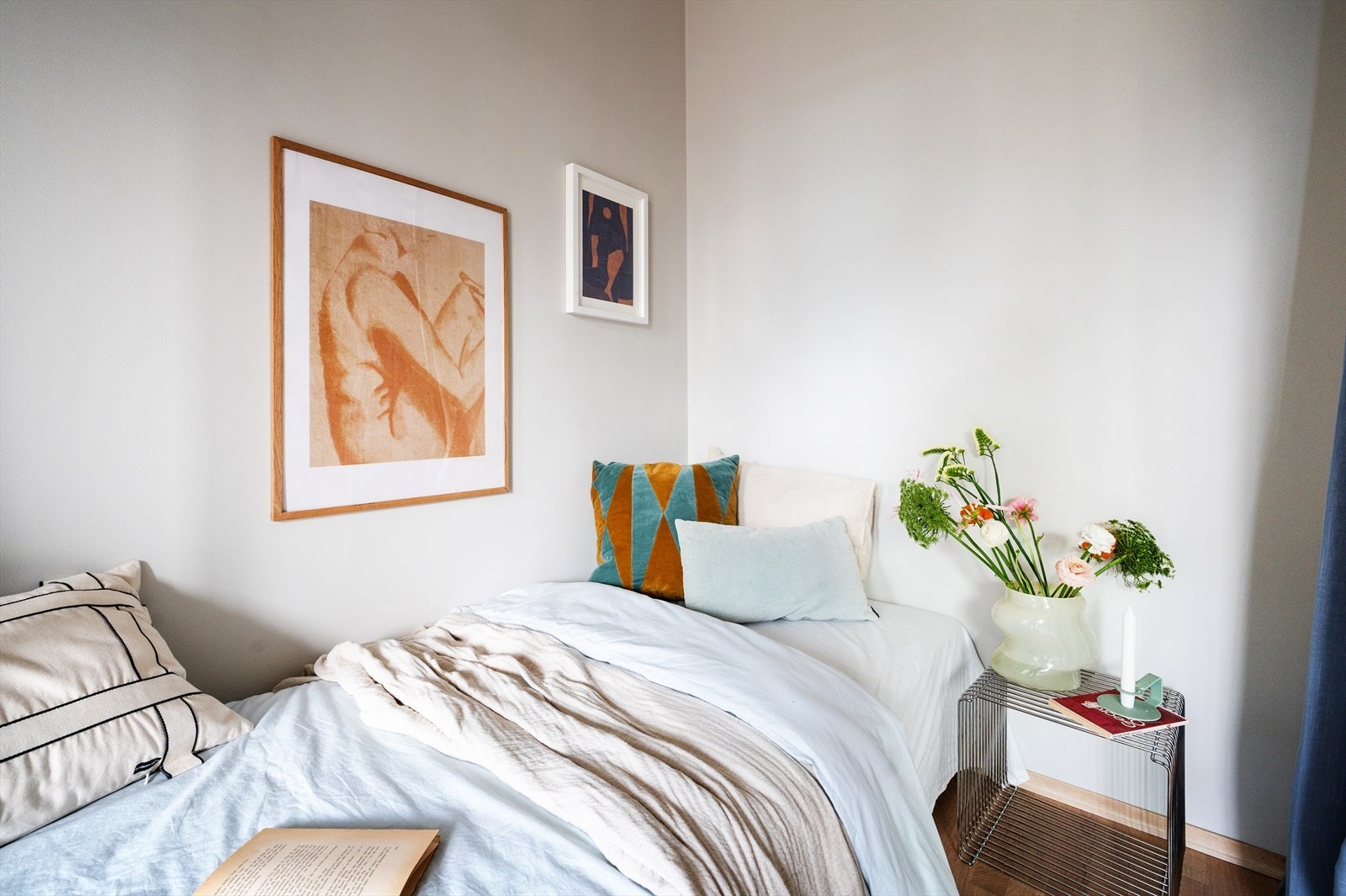 Alkoven kan enkelt adskilles ytterligere med gardiner ved behov. Galleribilde