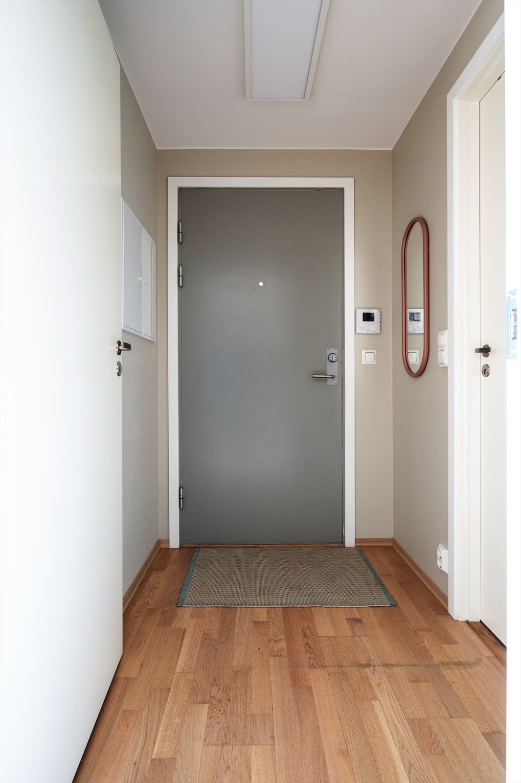 Dørtelefon er praktisk plassert ved inngangsdøren. Galleribilde