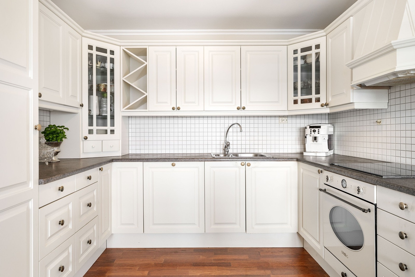 Det er godt med oppbevaringsplass i skap og skuffer. Galleribilde