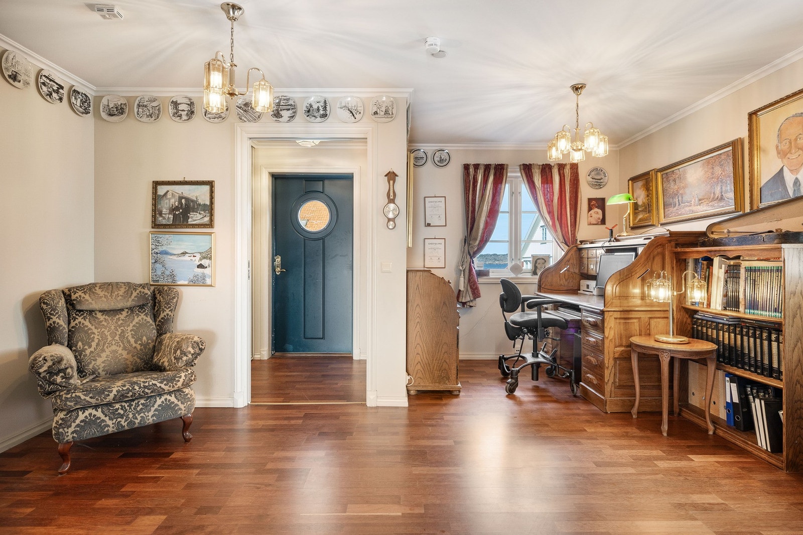 Romslig inngangsparti med plass til en lesekrok eller skrivebord. Galleribilde