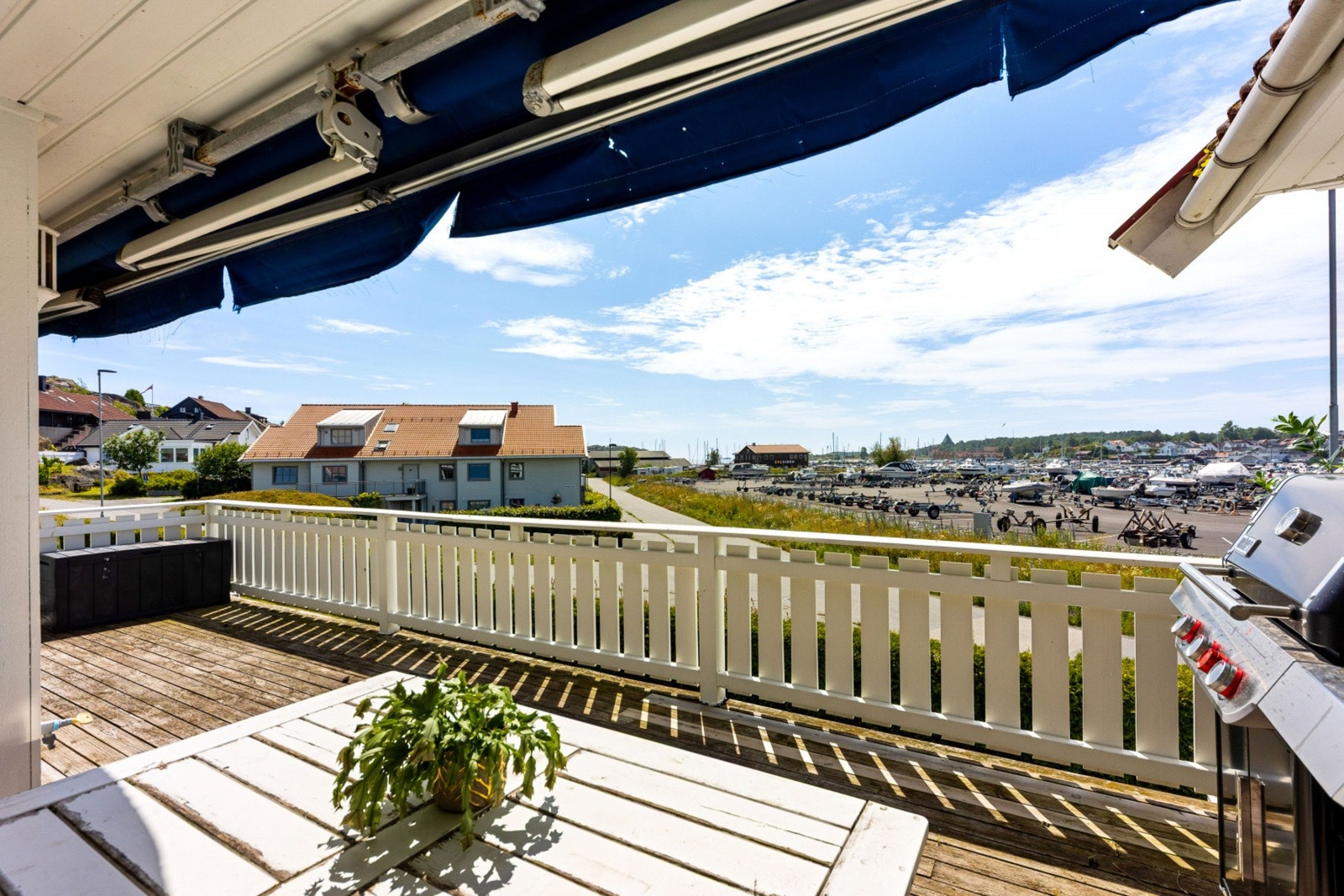 Verandaen byr virkelig på gode solforhold og upåklagelig utsikt. Det er nylig lagt nye terrassebord. Galleribilde