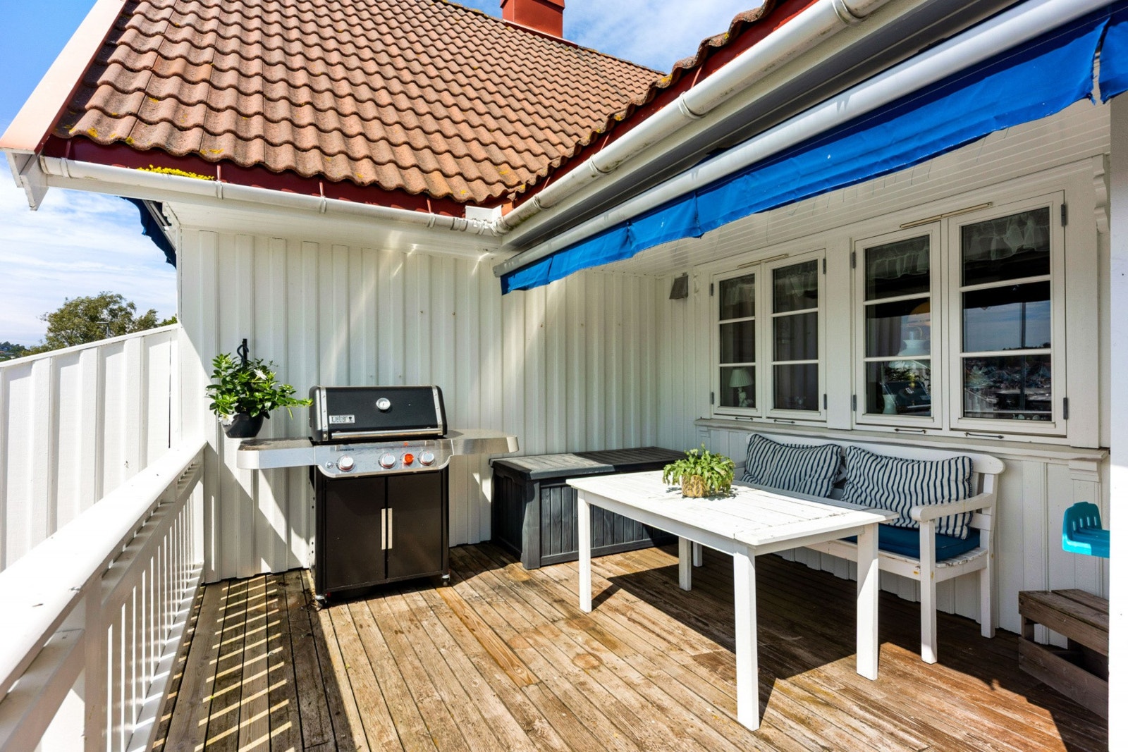 Veranda med god plass til utemøbler og grill. Stor markise sørger for skygge på solfylte dager. Galleribilde