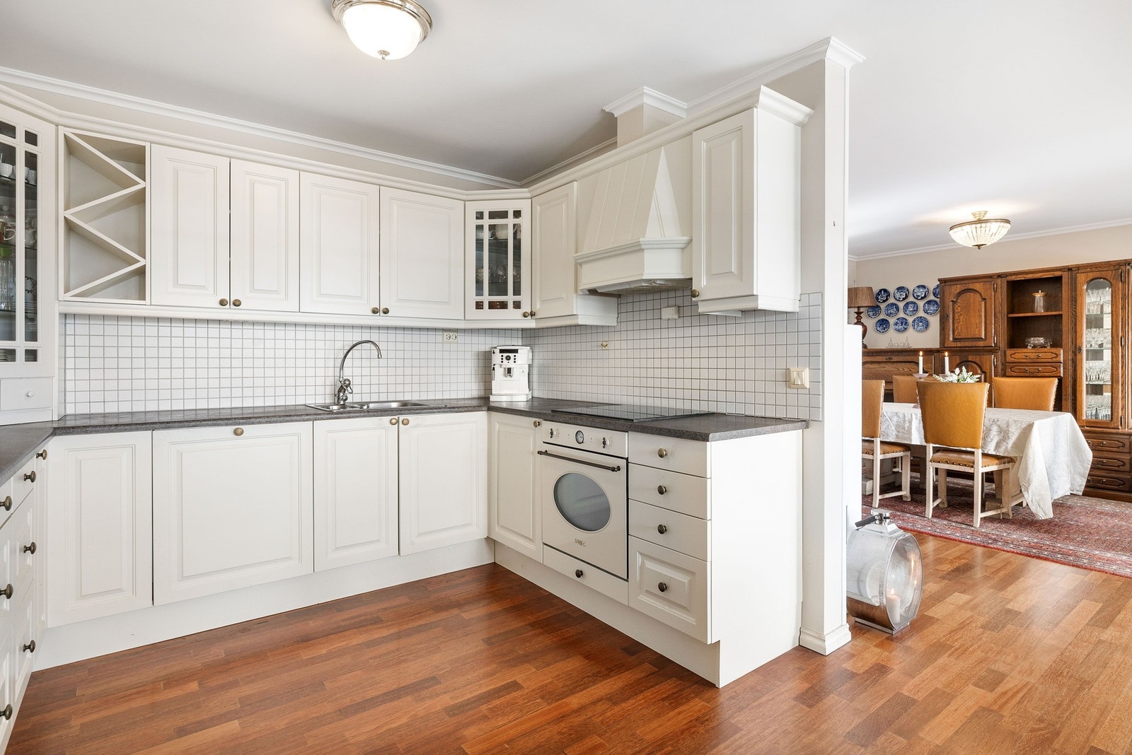 Kjøkkenet er godt utstyrt med integrert oppvaskmaskin, dobbelt kjøleskap med dobbeltdører, fryseskap, induksjonstopp og stekeovn. Galleribilde