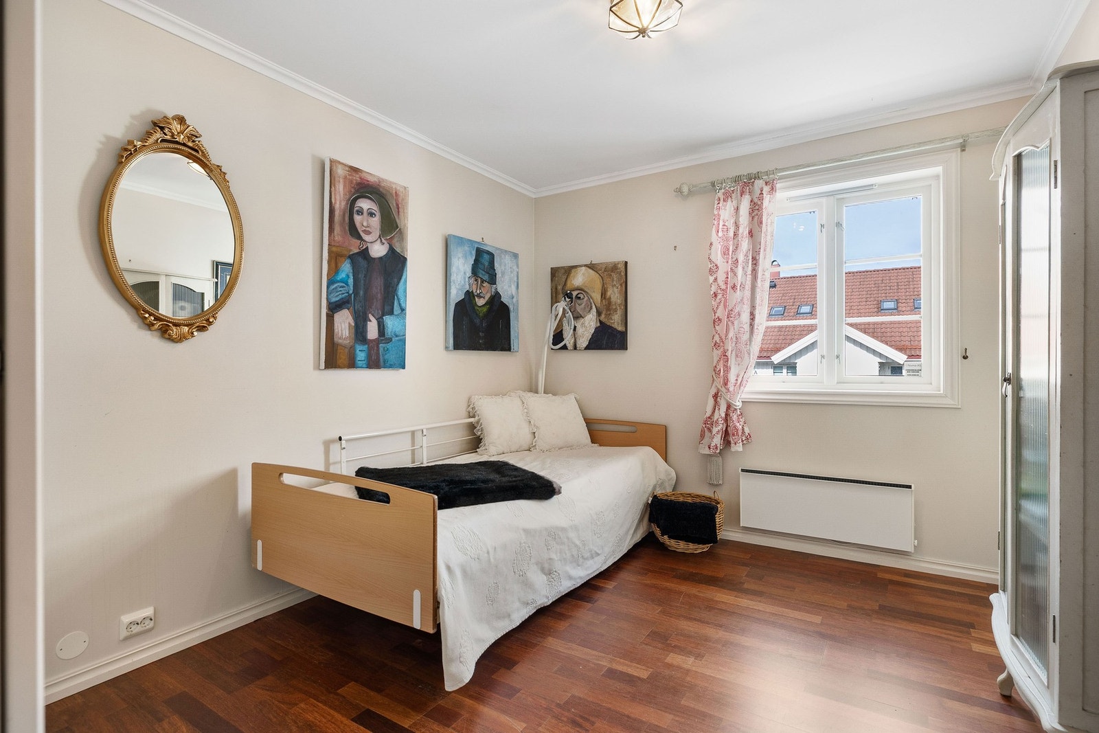 Soverom med plass til seng og nattbord. Herifra er det nærhet til bad/vaskerom. Galleribilde