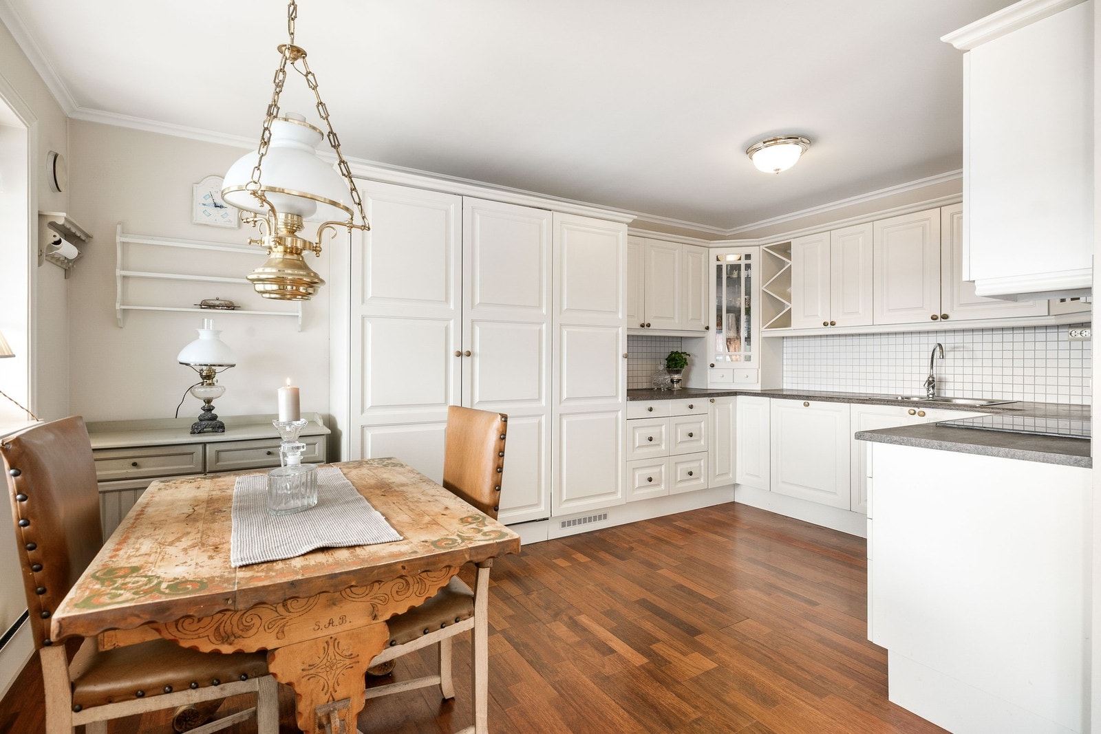 Pent kjøkken med profilerte fronter som skaper et klassisk uttrykk. Galleribilde