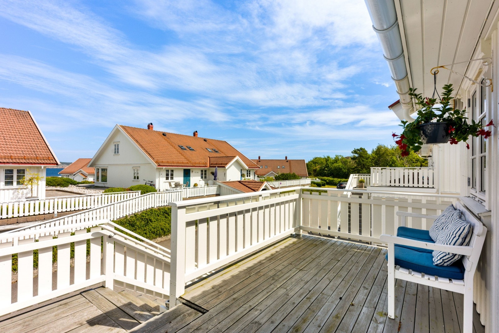 Ved inngangspartiet er det plass til en benk eller et hyggelig cafesett for å nyte utsikten. Galleribilde