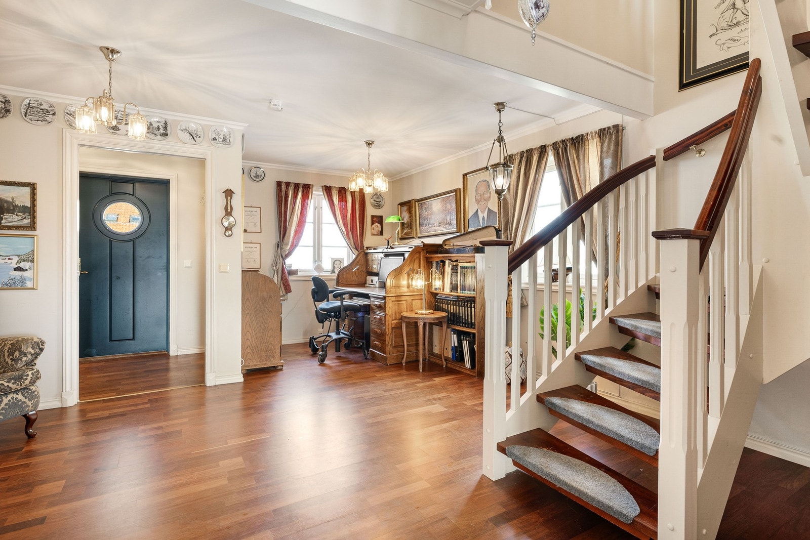 Flott trapp som gir adkomst til leilighetens øverste plan. Galleribilde