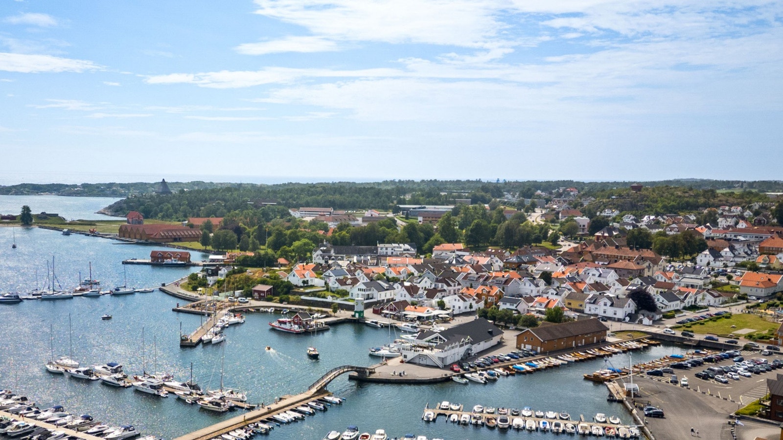 Stavern er kjent for sin sjarmerende atmosfære og nærhet til både kysten og grønne områder. Galleribilde