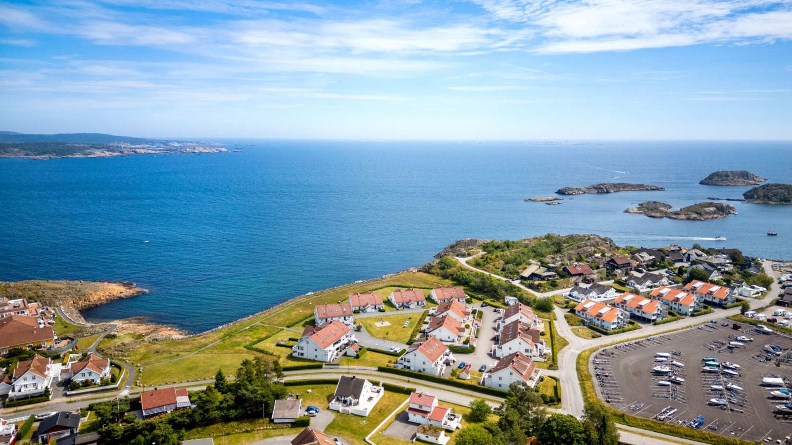 Kyststiene i området gir deg en fantastisk anledning til å nyte sjøluft og vakker utsikt langs vannet. Det finnes også flere parker, småbåthavn og grøntområder i nærheten, som inviterer til både rolige stunder og aktive dager utendørs. Galleribilde