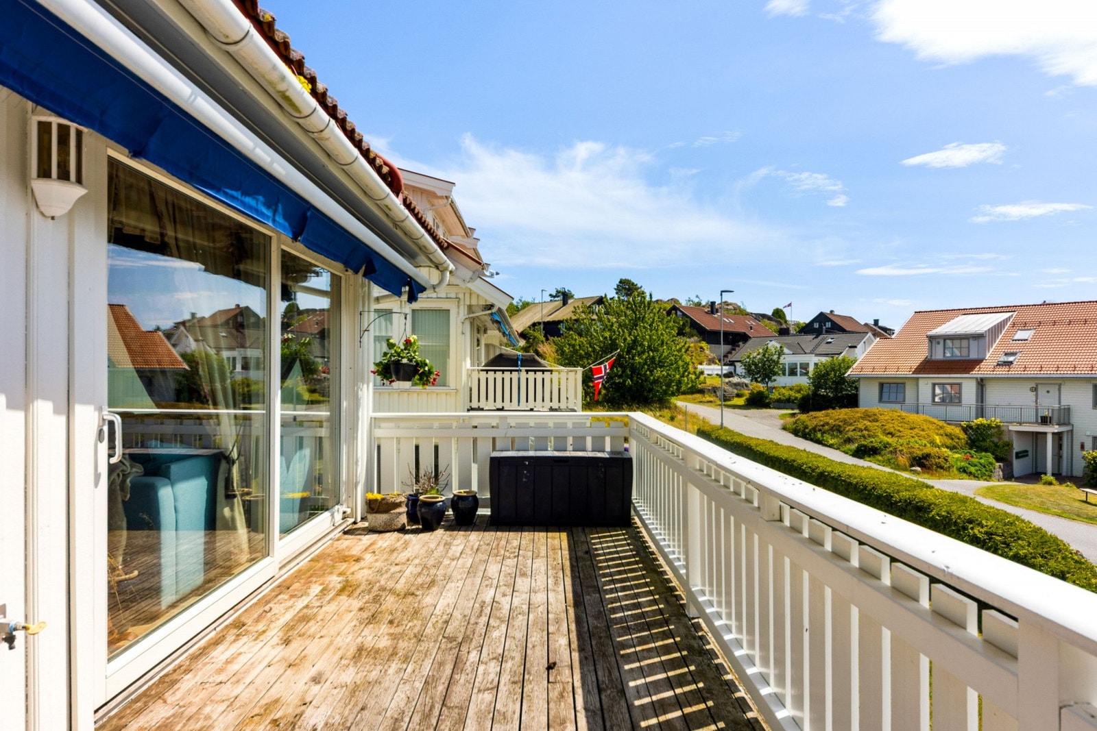 Romslig veranda med utsikt over omgivelsene. Galleribilde