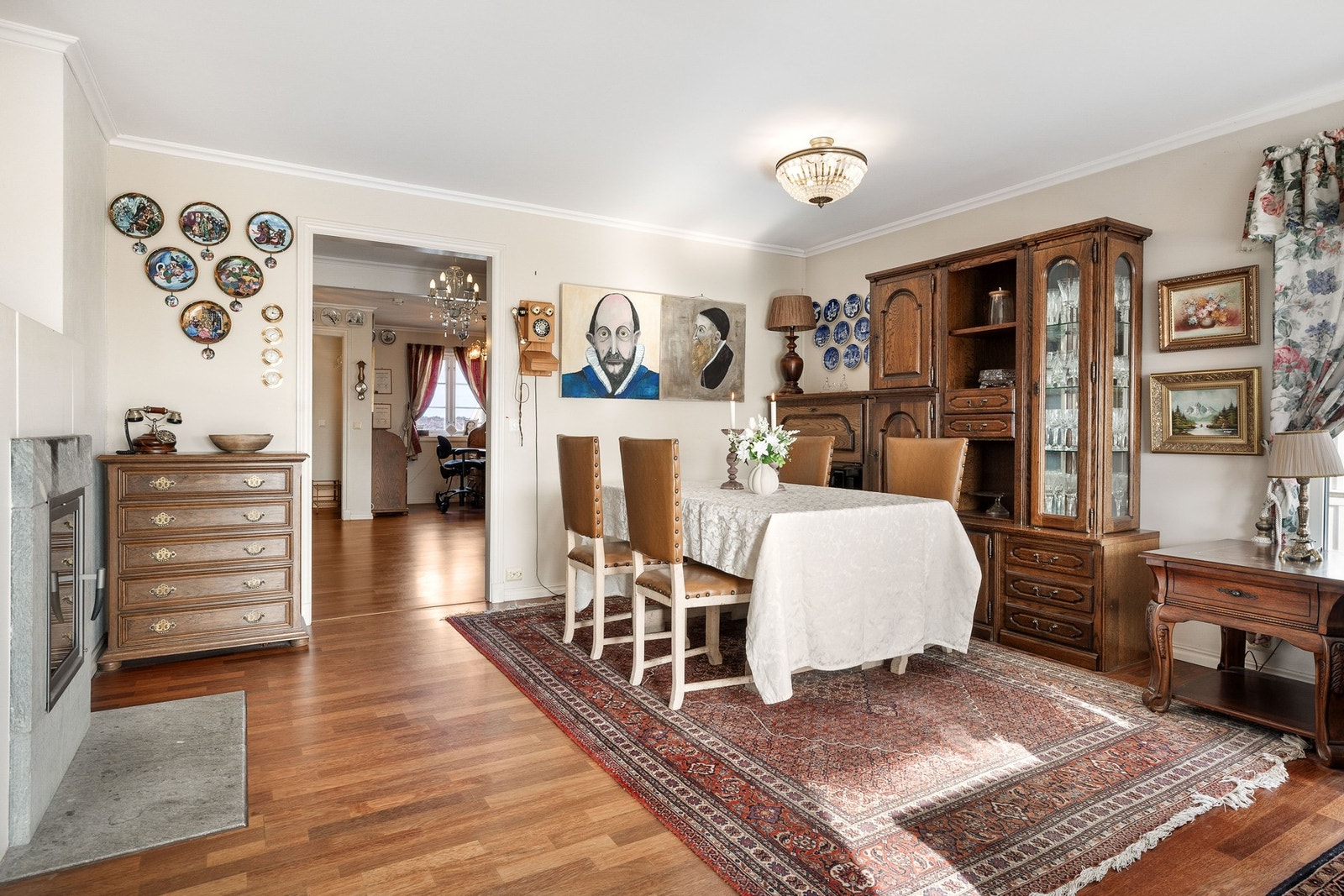 Flott peis i stuen som gir både hygge og god varme. Galleribilde