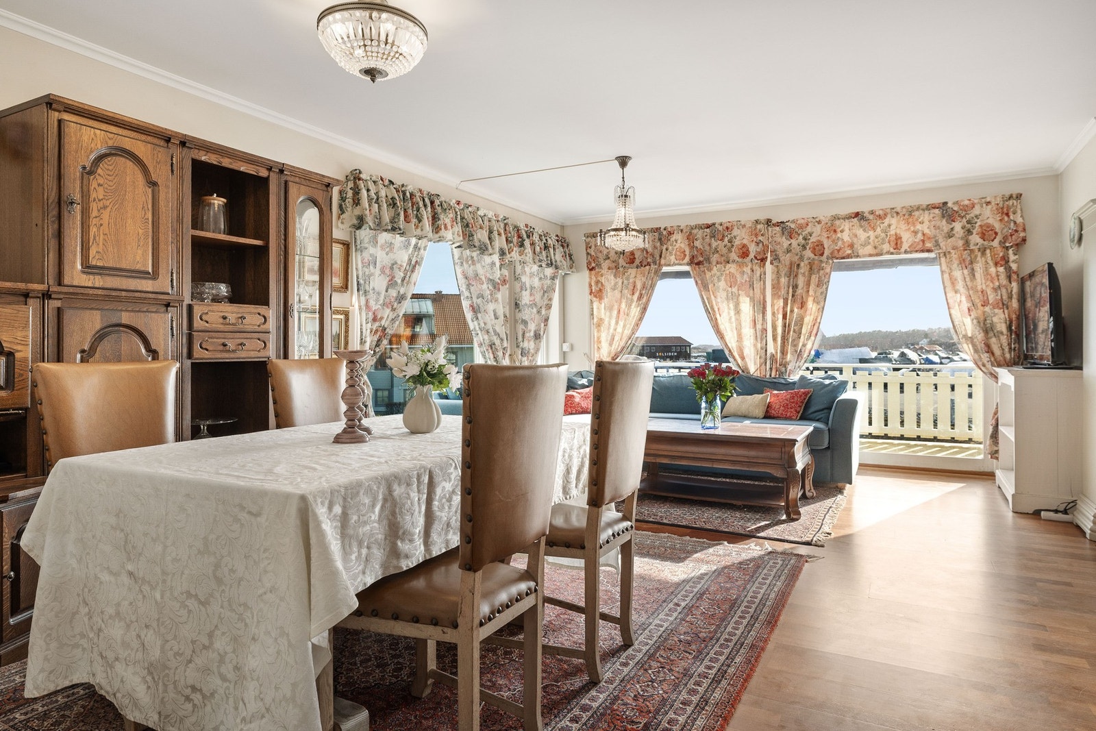 Romslig stue med god plass til møblering i ulike soner. Det er god plass til både sofagruppe og spisebord. Galleribilde