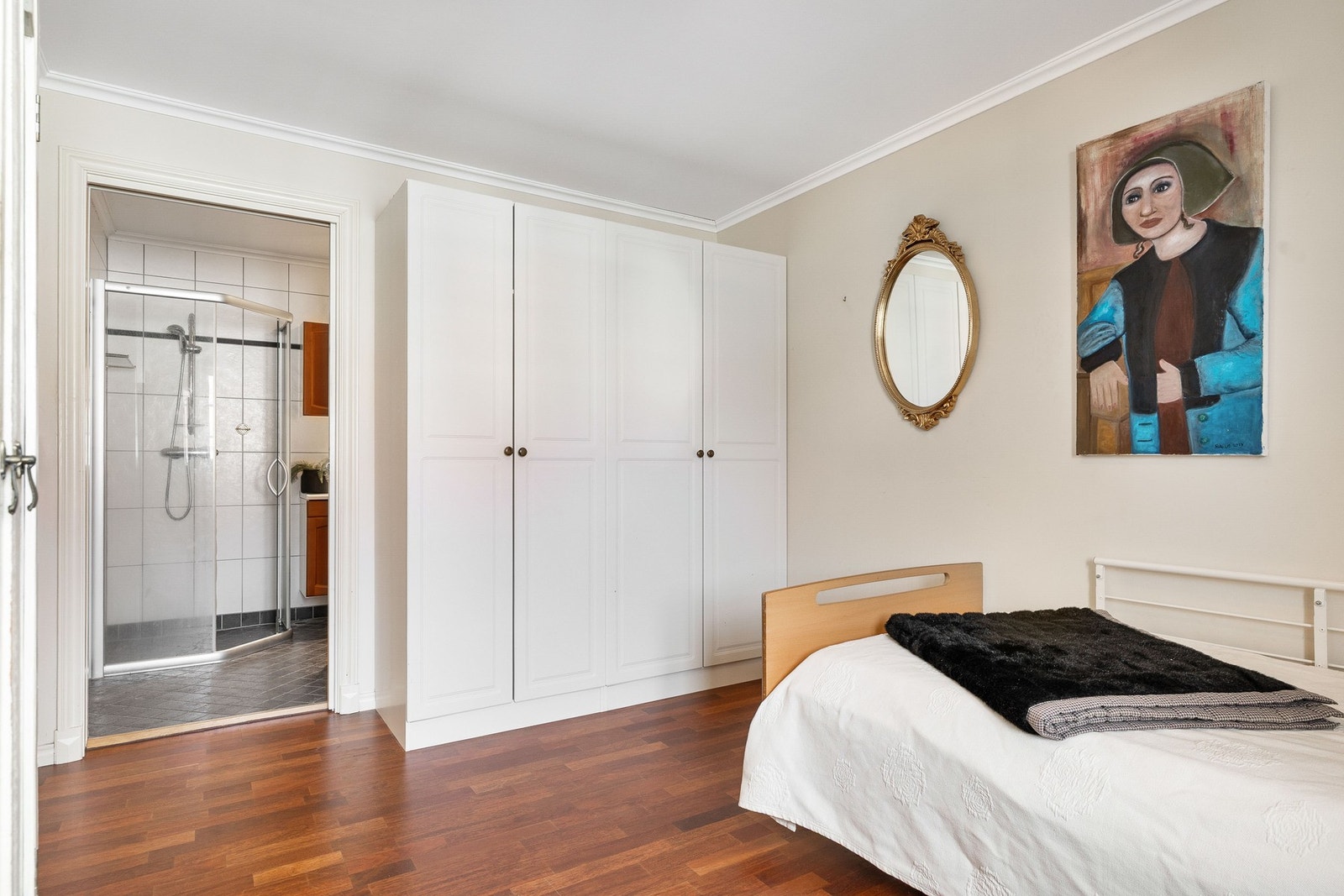 Soverommet har garderobeløsning som gir godt med oppbevaringsplass. Galleribilde