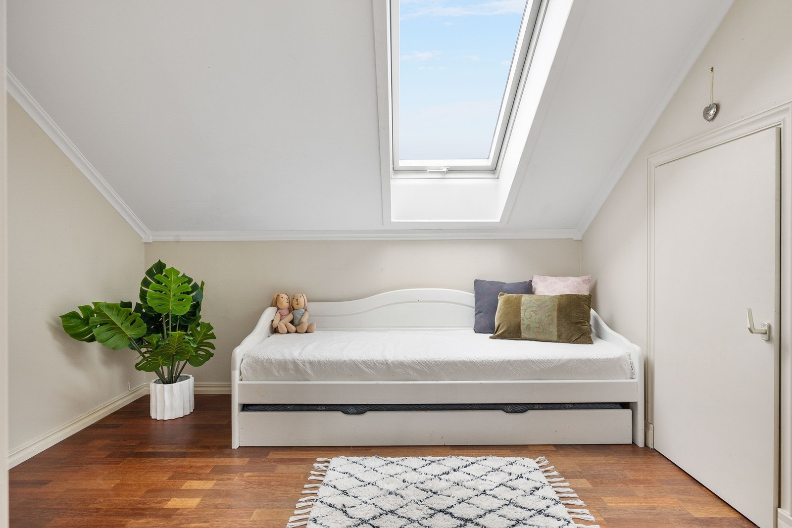 Dette soverommet passer ypperlig som gjesterom, barnerom eller kontor. Rommet har takvindu som slipper inn mye naturlig lys. Galleribilde