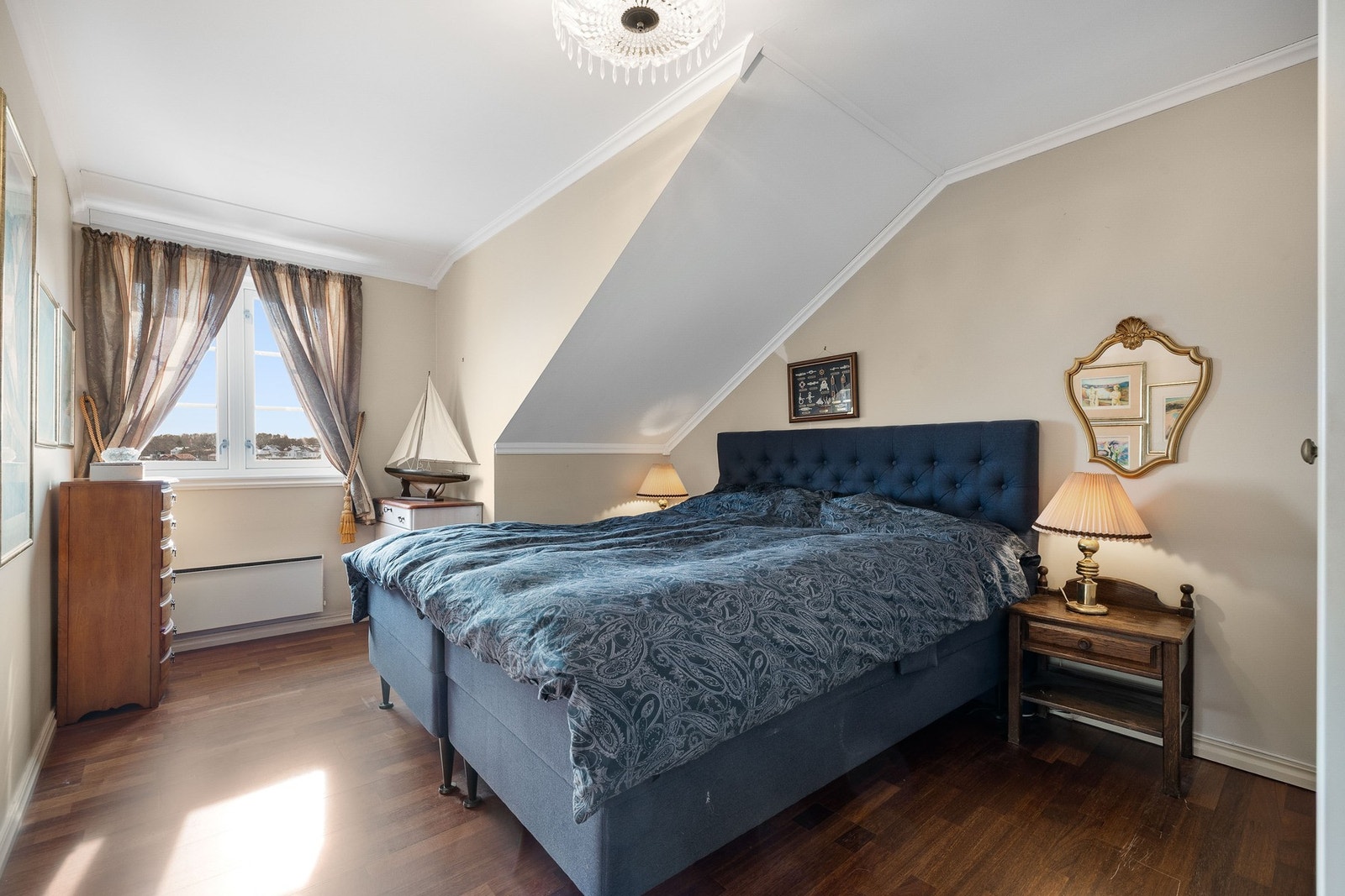 Romslig hovedsoverom med god plass til en dobbeltseng og tilhørende nattbord. Galleribilde