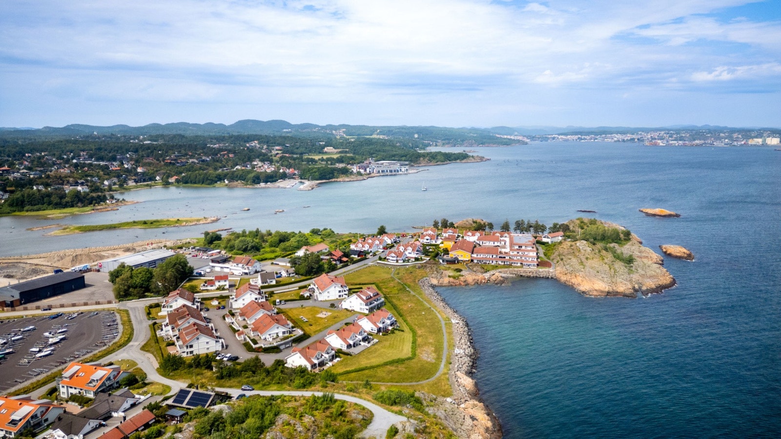 Leiligheten ligger på Risøya i Stavern, med kort avstand til både badestrand og sjø. Det er gangavstand til sentrum av Stavern, hvor du finner dagligvarebutikker, skoler og ulike servicefunksjoner. Området har flere turområder og friarealer i nærheten. Galleribilde