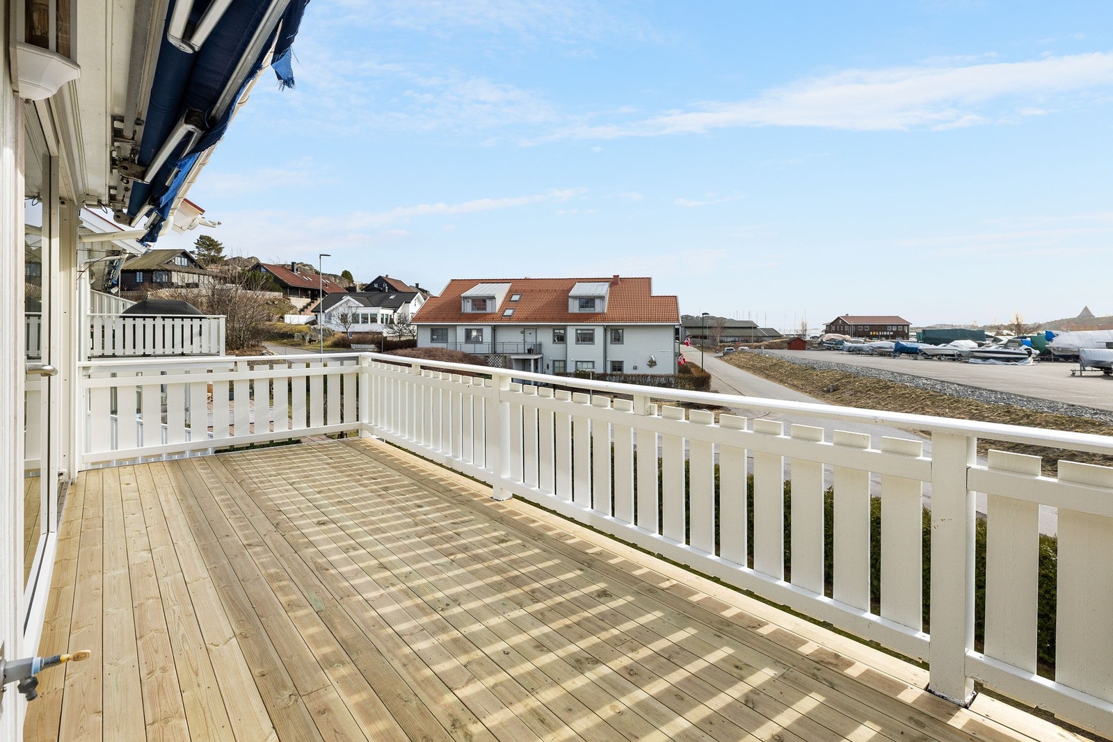 Det er nydelige omgivelser og flotte solforhold. Her kan sommeren nytes til fulle! Nye terrassebord høsten 2025. Galleribilde