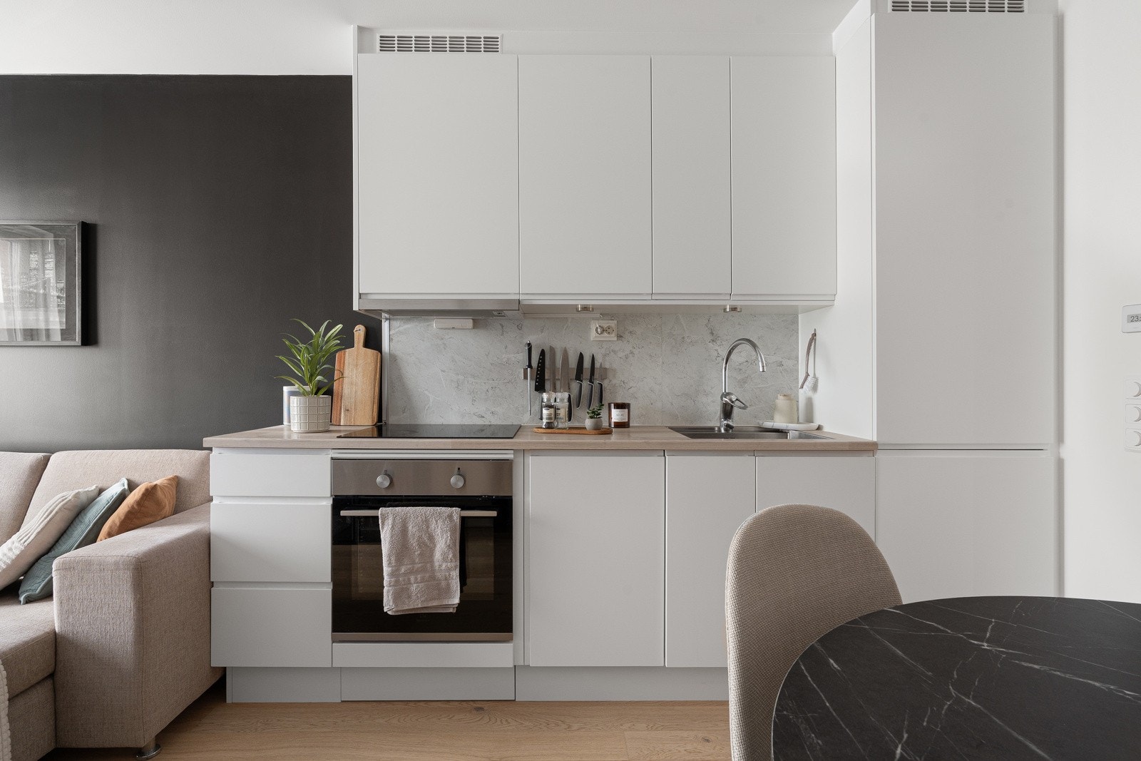 Kjøkkenet er fra den lokale kvalitetsleverandøren Nova, og framstår moderne. Integrerte hvitevarer som stekeovn, platetopp, oppvaskmaskin, samt kombiskap med kjøl og frys. Galleribilde