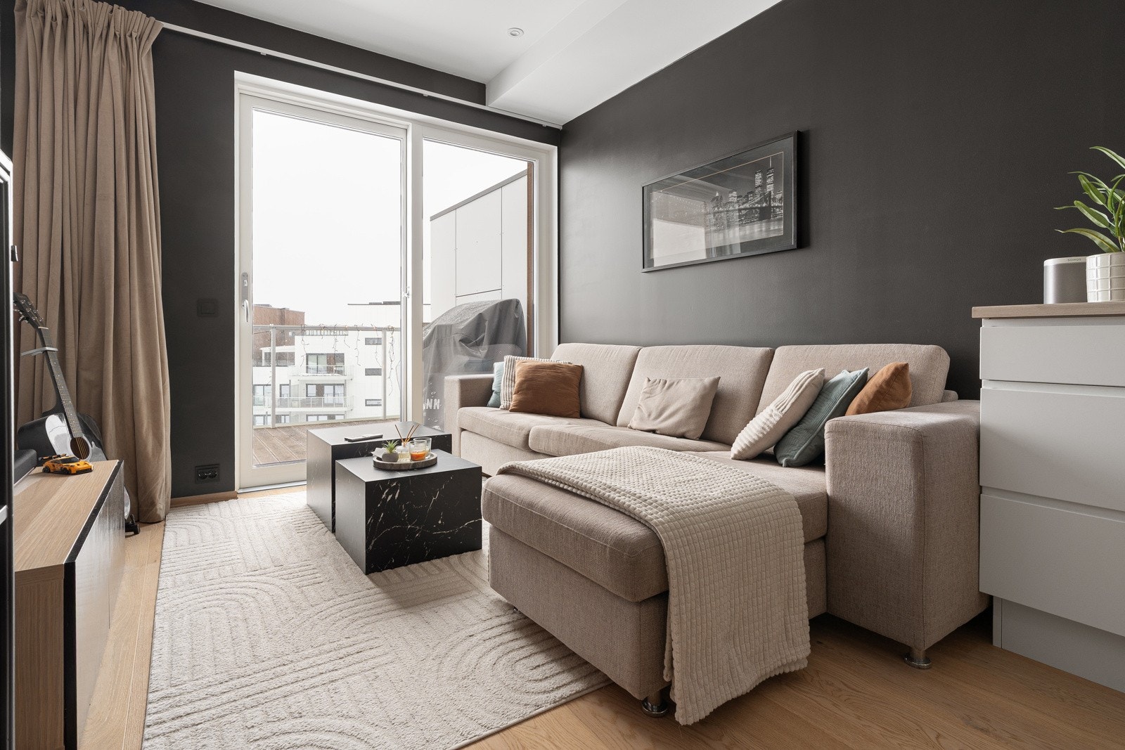 Fra stuen er det utgang til en vestvendt balkong. Galleribilde