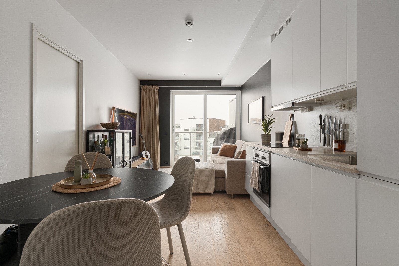 Stuen har naturlige soner for sofagruppe og spisebord. Galleribilde