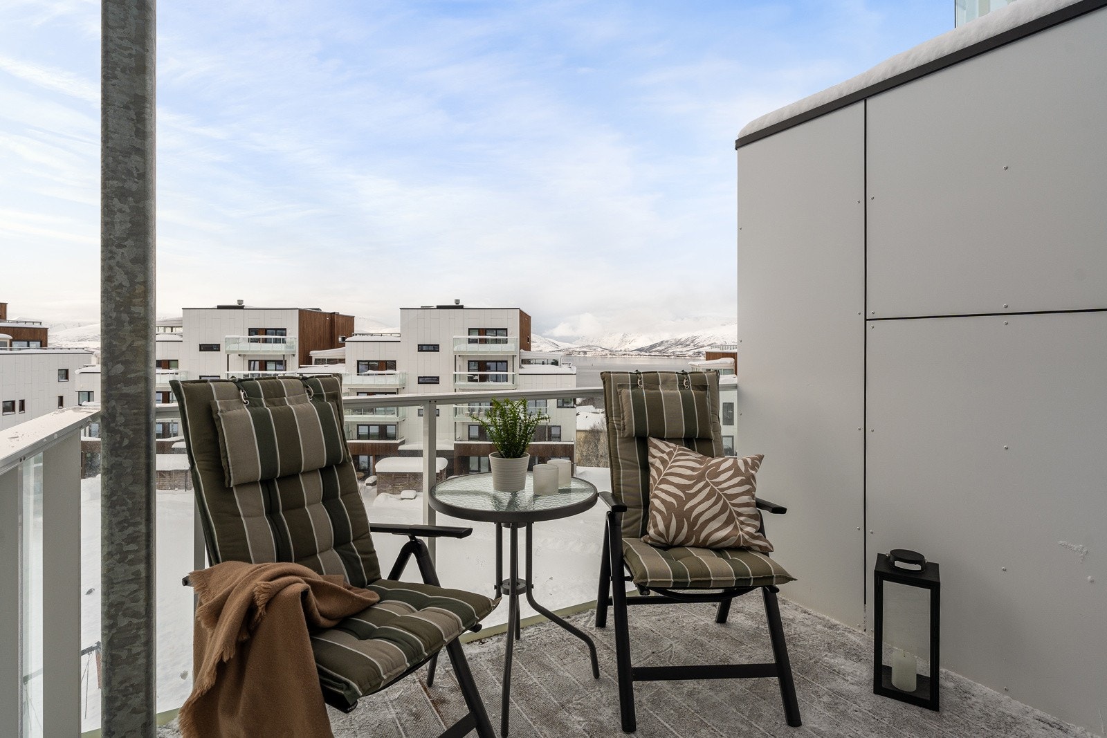 Her er det herlige sol- og utsiktsforhold fra ca midt på dagen, til sein ettermiddag. Galleribilde