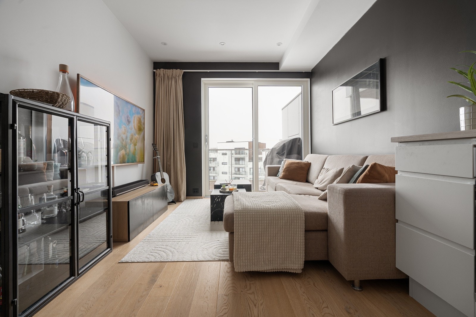 Generøs takhøyde og store vindusflater gjør at rommet føles stort. Galleribilde