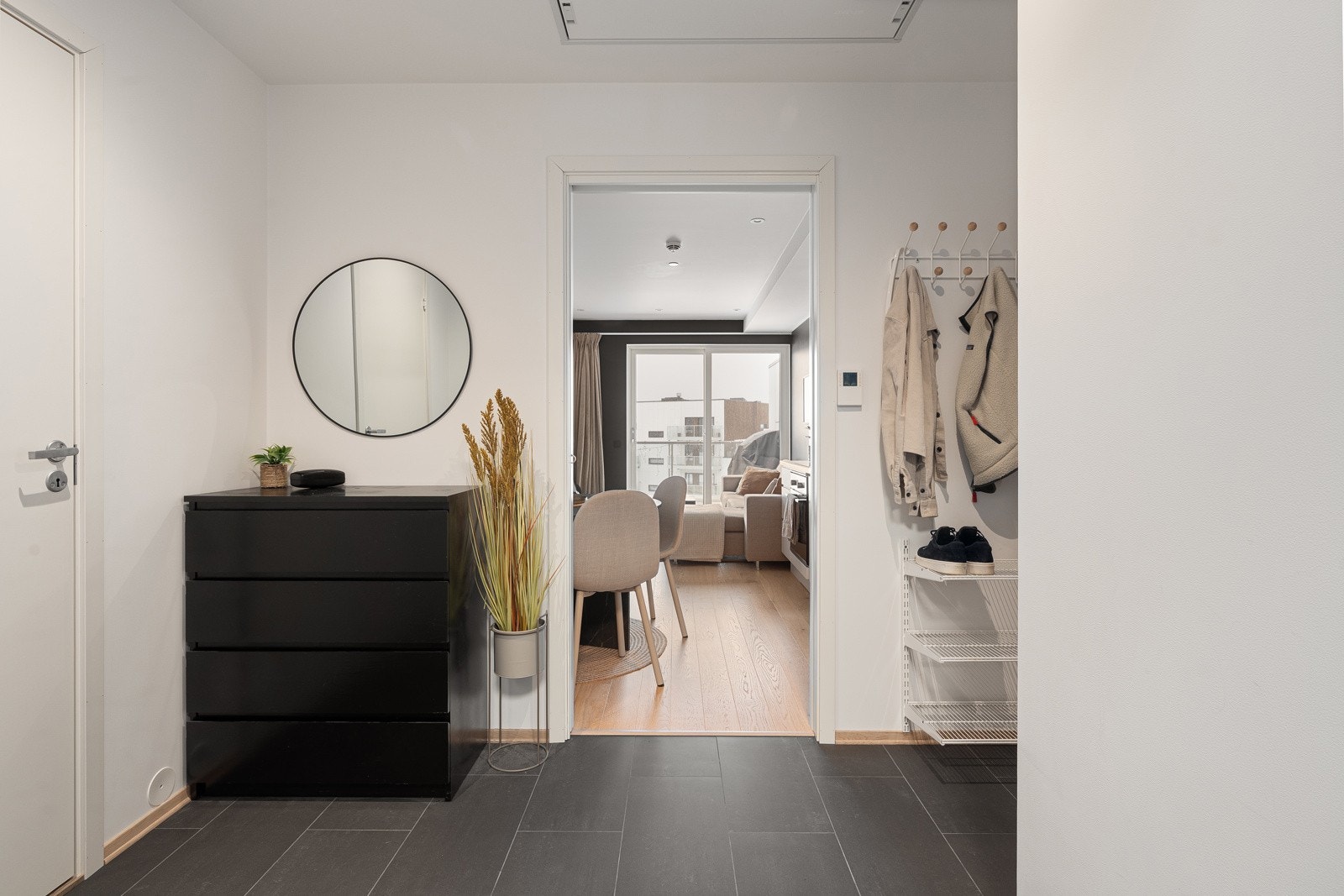 Velkommen inn! Entreen er innredet med oppheng for sko og yttertøy. Galleribilde