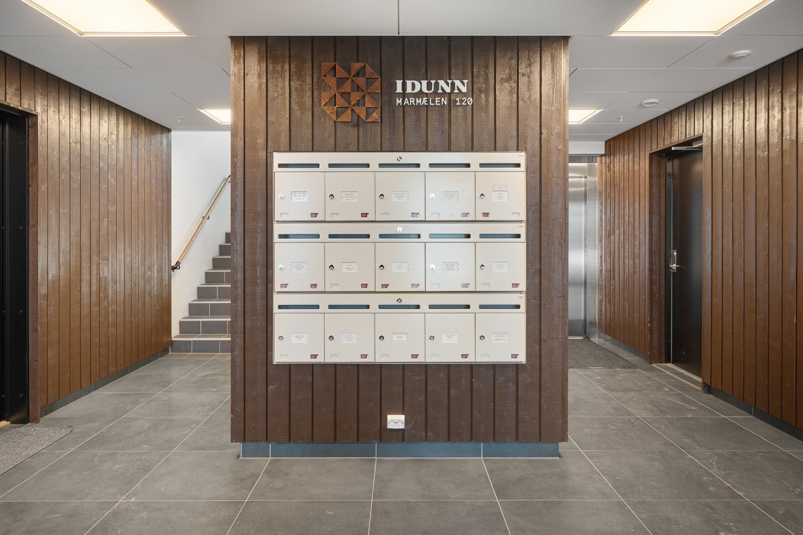 Leiligheten disponerer en sportsbod på samme plan som parkeringsplassen. Flotte flislagte fellesområder med høy kvalitet på materialvalg. Galleribilde