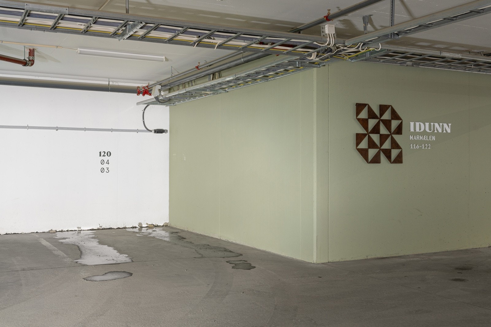 Fast parkeringsplass i felles garasjeanlegg. Her er det også mulighet for å montere elbil-lader. Det er også innendørs gjesteparkering i garasjeanlegget med appstyrt portåpner. Galleribilde