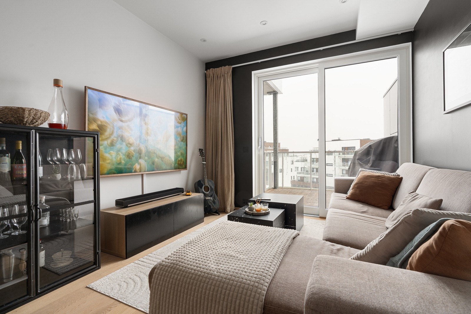 Leiligheten har vannbåren gulvvarme i stue/kjøkkengulv. Oppvarming og varmtvann er inkludert i felleskostnadene (a-konto). Galleribilde