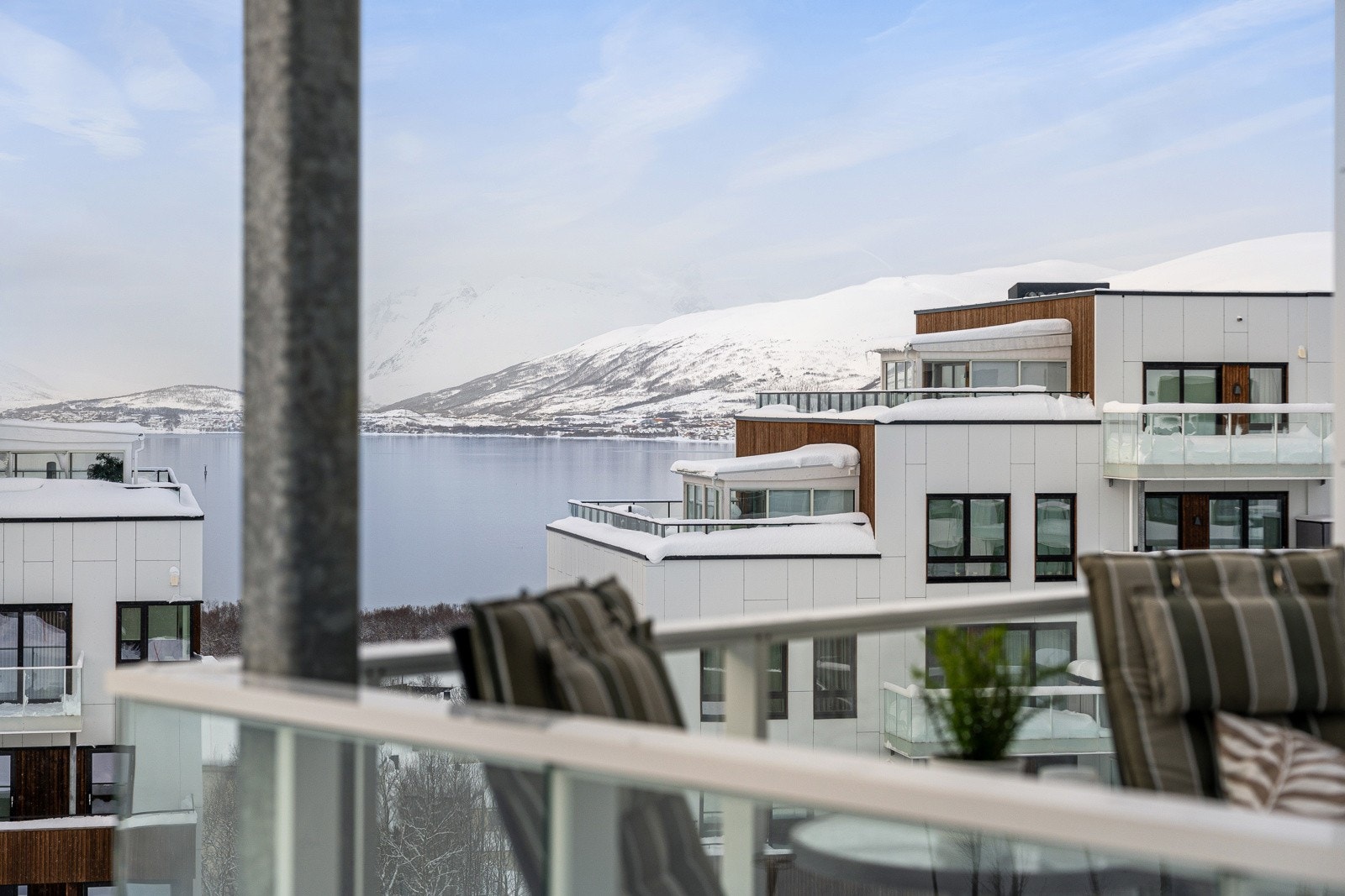 Svært fin utsikt til fjorden og fjellene på Kvaløya. Galleribilde
