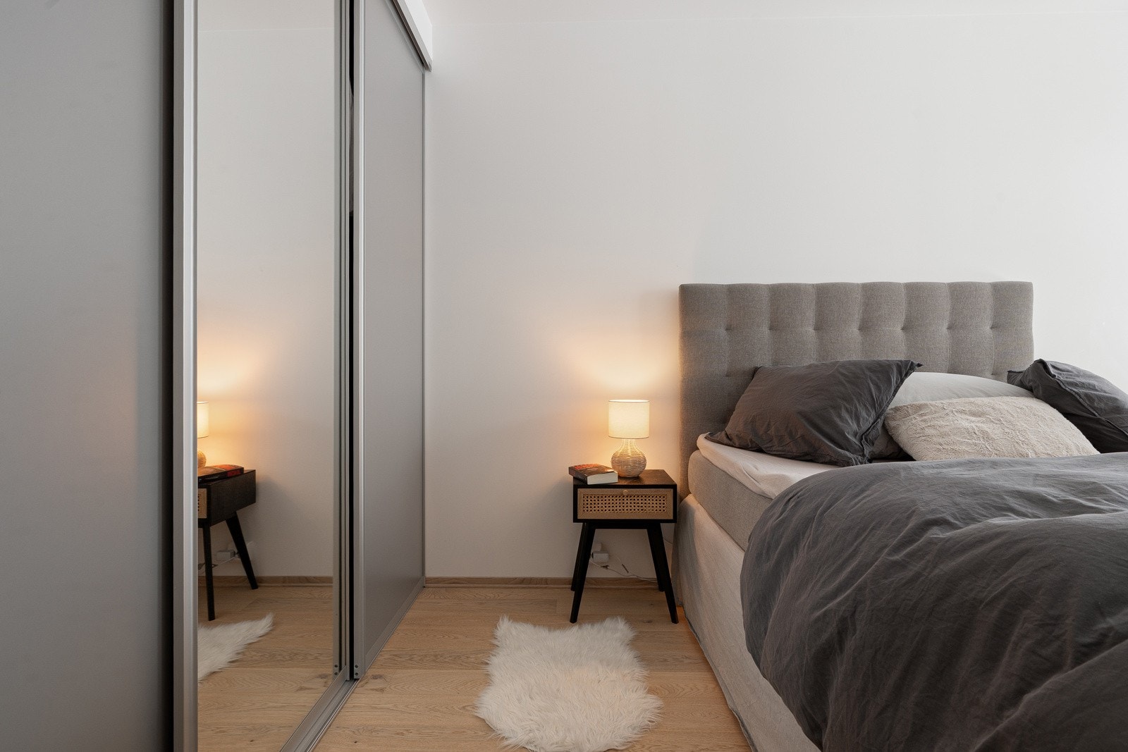 På soverommet er det satt inn en stor skyvedørsgarderobe med masse oppbevaringsplass. Galleribilde