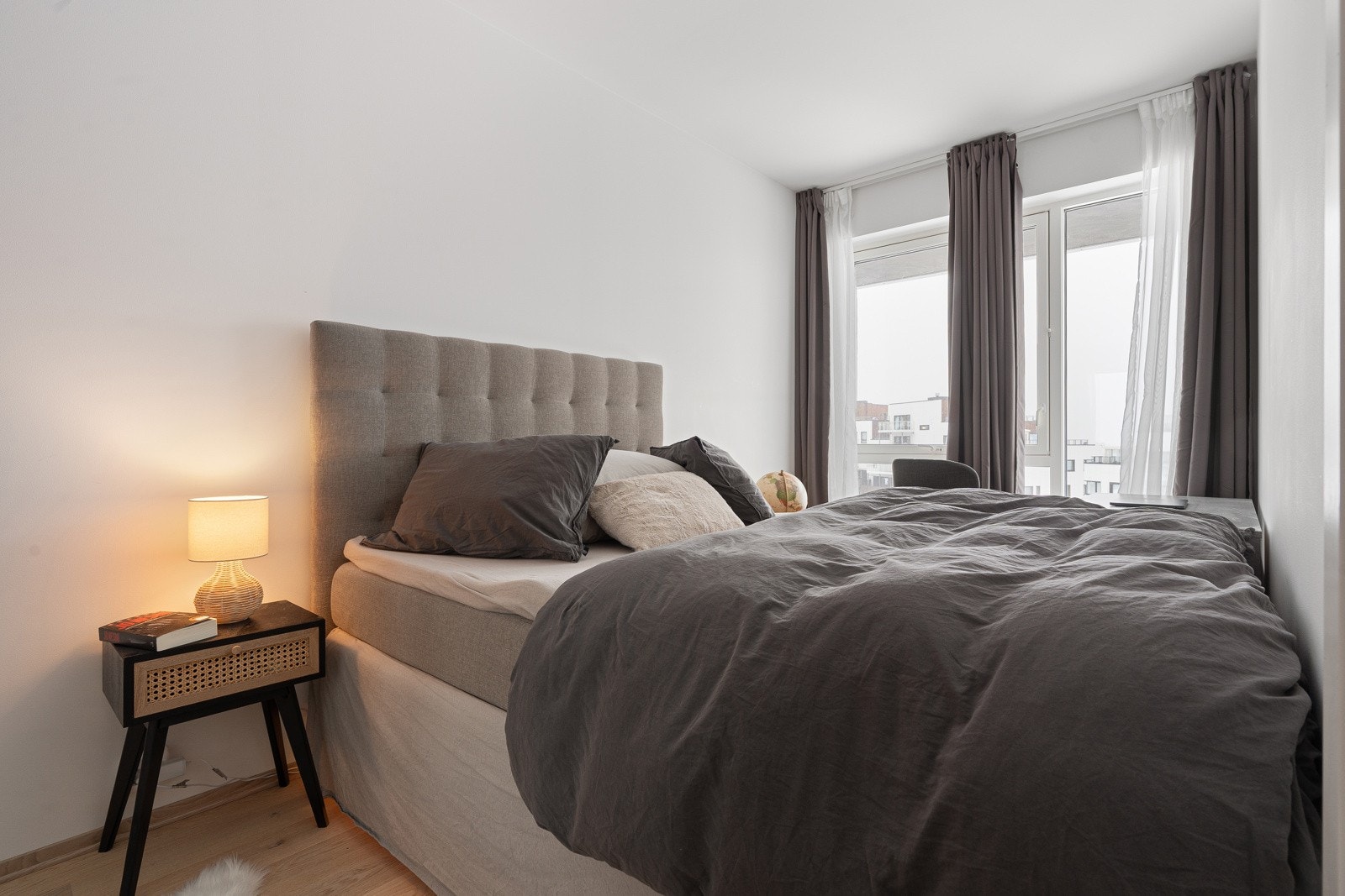 Soverommet framstår luftig og har plass for stor seng med nattbord. Galleribilde