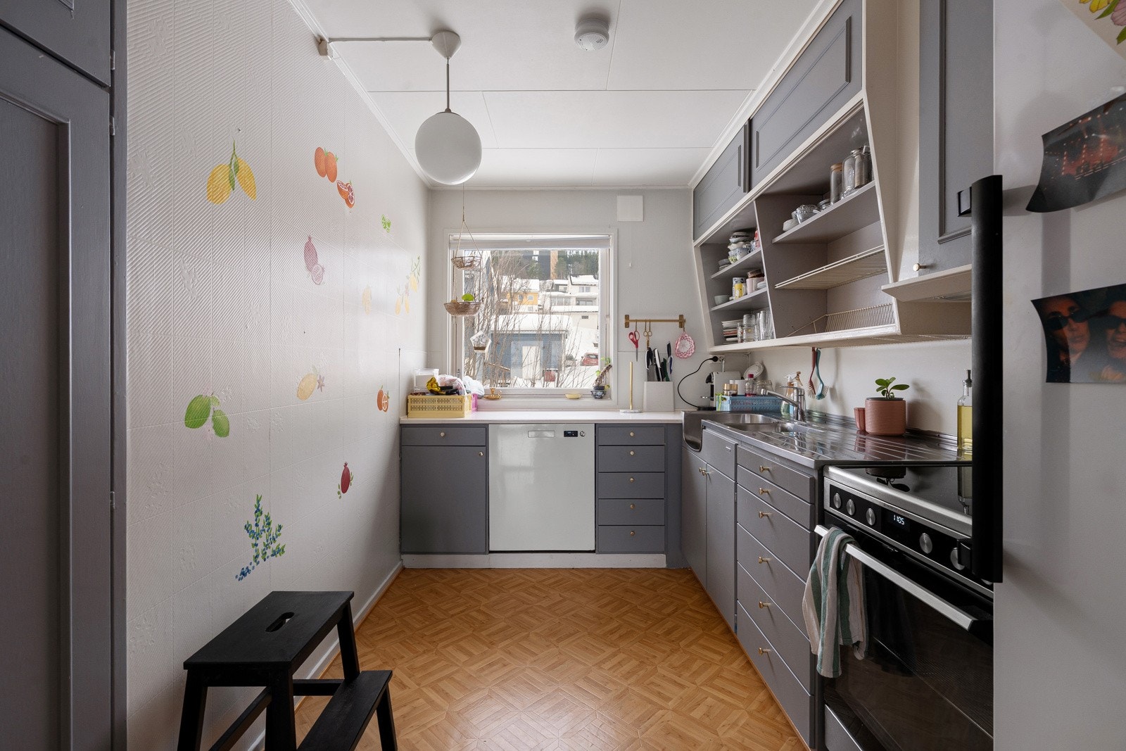 Kjøkkenet er funksjonelt med rikelig skap- og benkeplass. Galleribilde