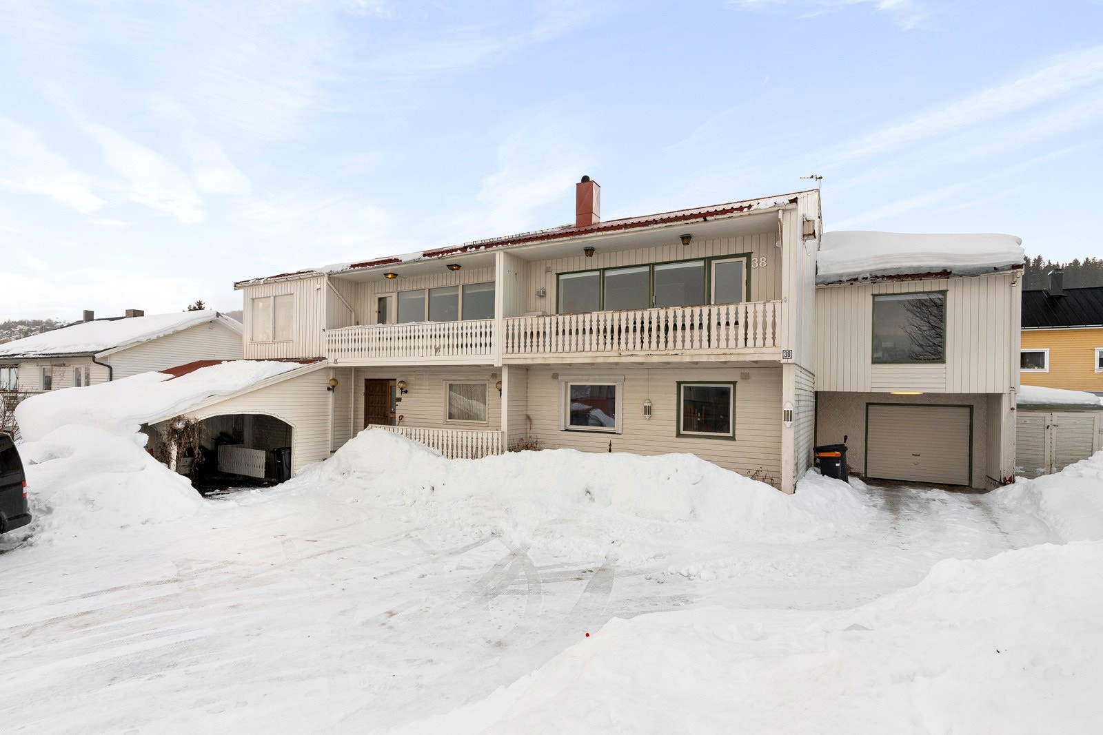 Rolig nabolag med gangavstand til skole og barnehage, samt kort vei til busstopp med gode bussforbindelser. Galleribilde