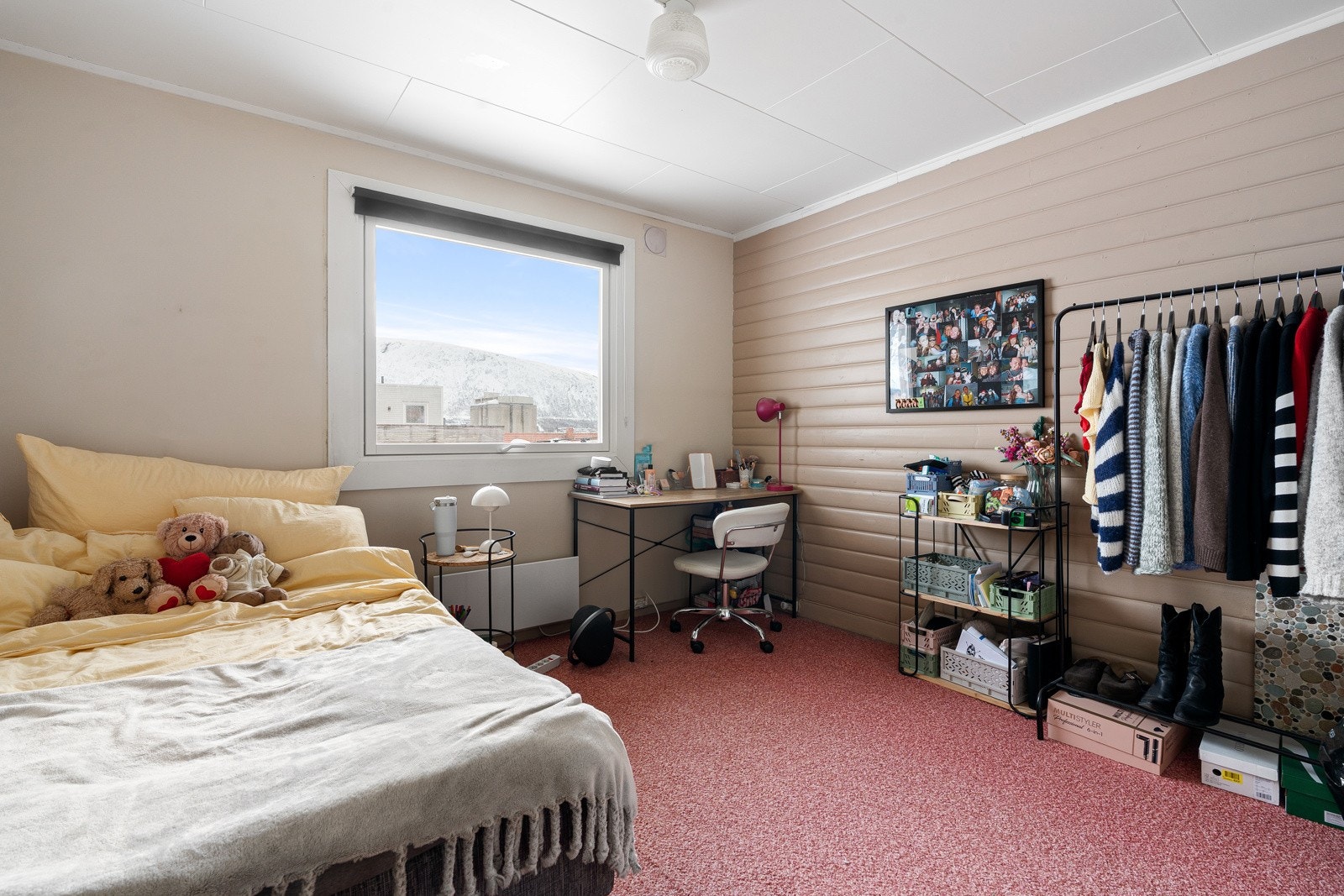 Romslig soverom med god plass til stor seng. Galleribilde