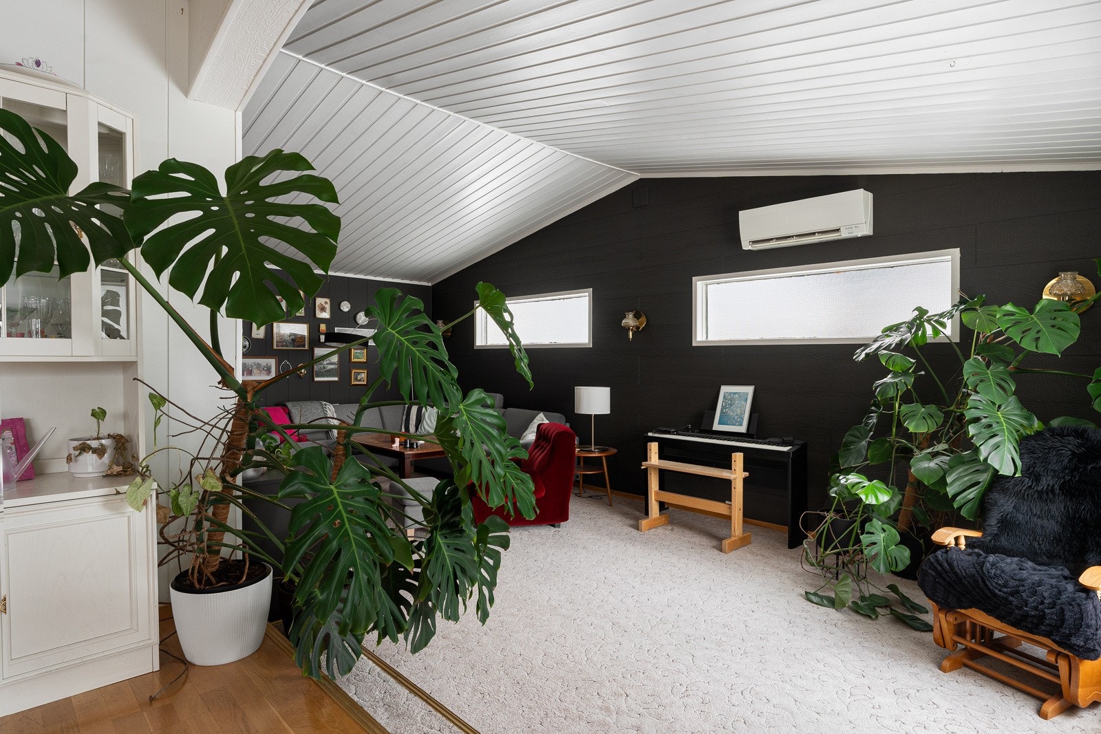 TV-stuen er romslig og har god takhøyde. Her er det montert varmepumpe. Galleribilde